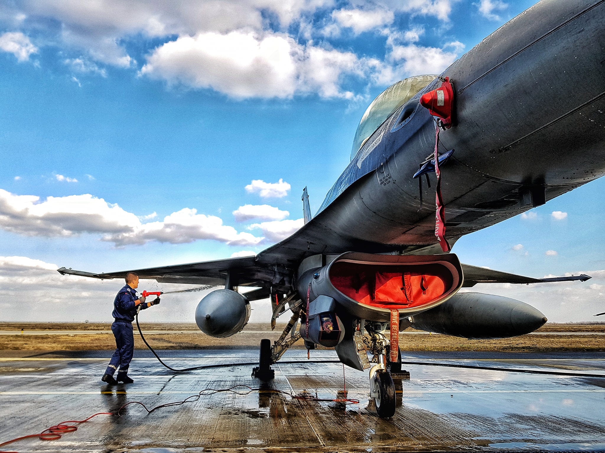 Avioanele F16 intră, de azi, în flota Poliției Aeriene Române. Premierul Viorica Dăncilă participă la eveniment