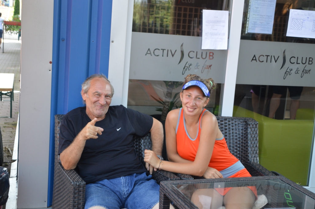 Ioana Loredana Roșca și-a adus buldogul francez la Arad. Fata a câștigat Roland Garros-ul la junioare / GALERIE FOTO