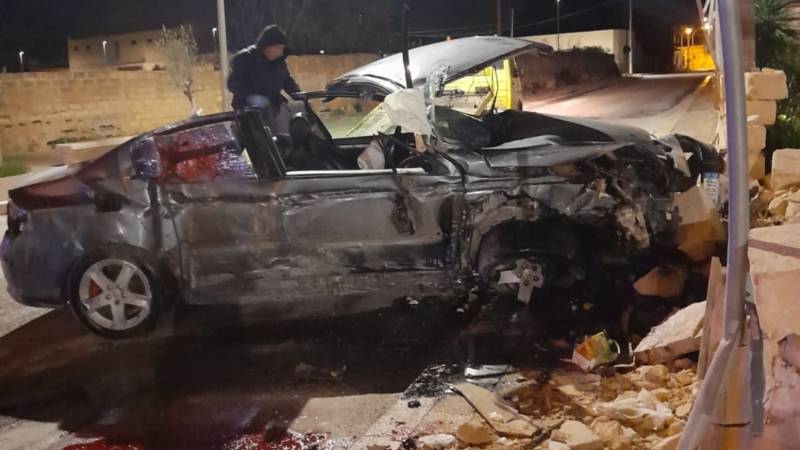 Un român de 20 de ani a murit la volanul mașinii sale, urmărit de poliție, în Italia. O tânără însărcinată era cu el și a fost grav rănită