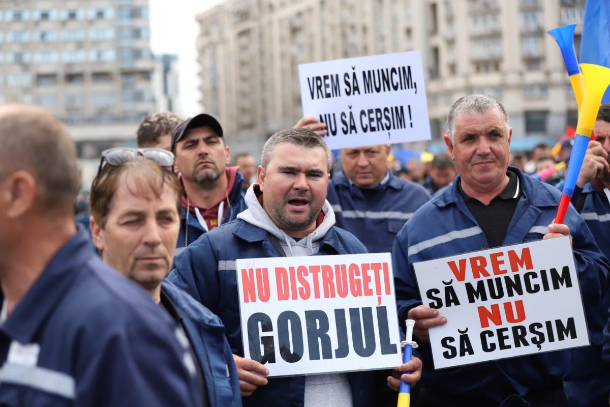 Fanii lui Călin Georgescu au spart barajul la protestul de la Guvern. Bătaie între mineri și jandarmi la finalul manifestației