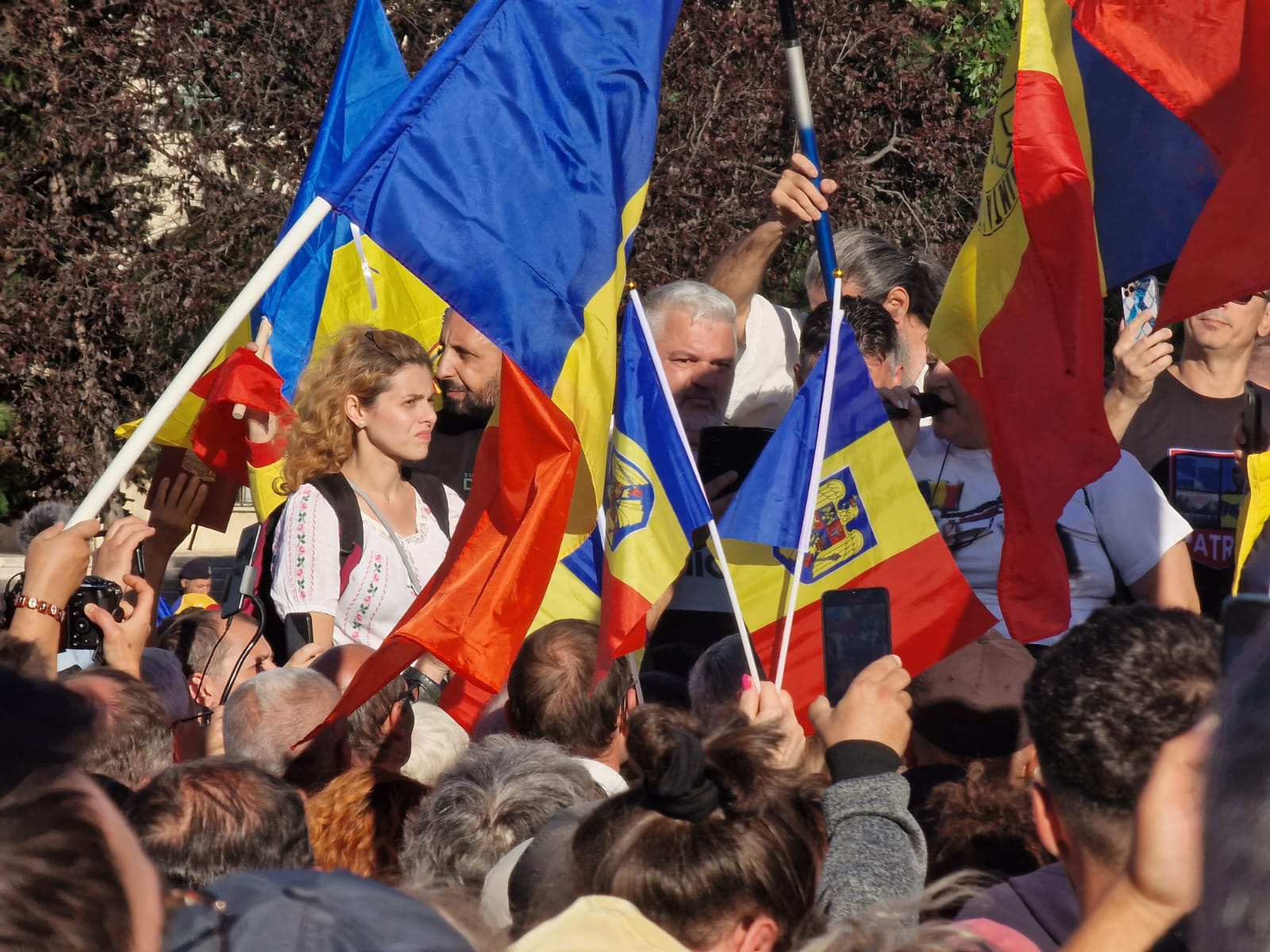 Scandal între taberele Simion și Șoșoacă, la protestul AUR. Manifestanții, despărțiți de jandarmi
