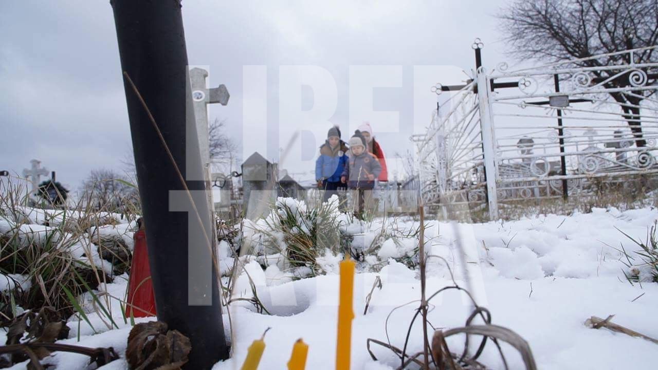 Adună lumânări din cimitir pentru a avea lumină ca să-și facă temele