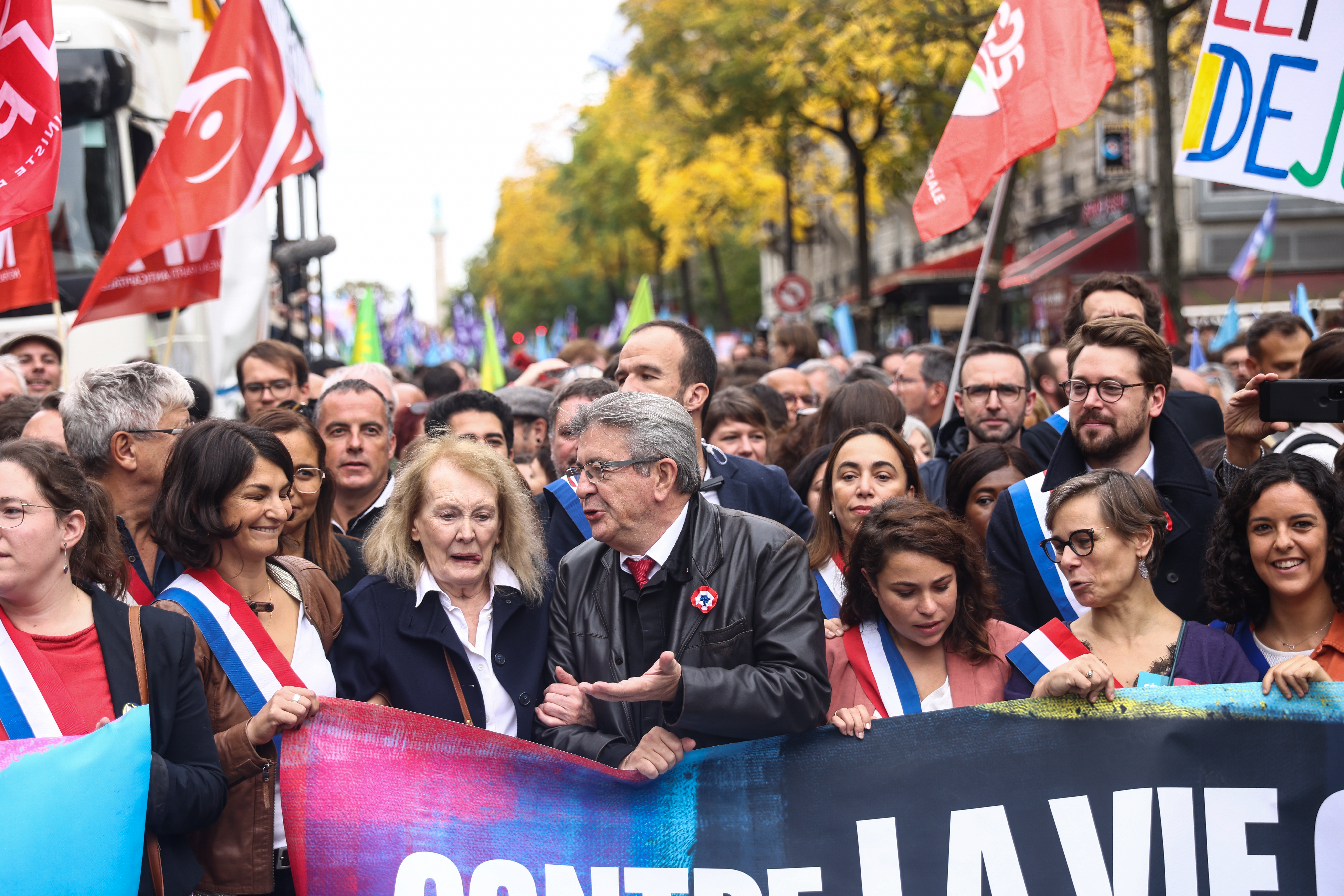 Protest uriaș la Paris. Laureata premiului Nobel pentru literatură, între cei 30.000 de manifestanți