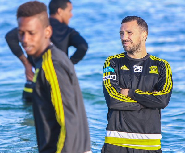 Victor Pițurcă scoate untul din fotbaliștii săi pe plaja din Dubai / GALERIE FOTO
