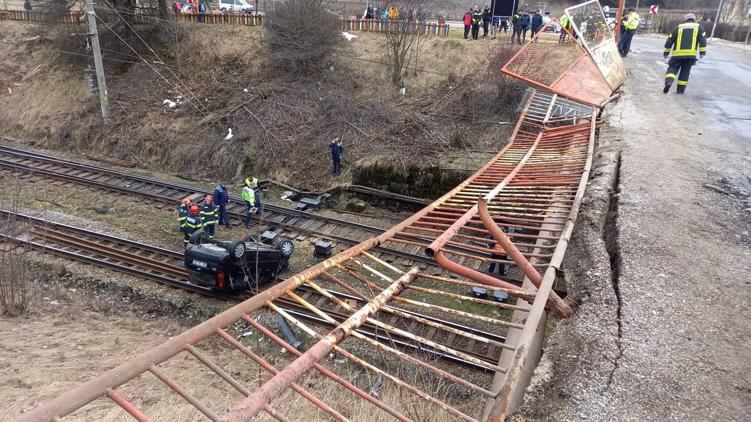Un șofer a sărit cu mașina de pe un pod și a căzut pe linia de tren, la Predeal. FOTO