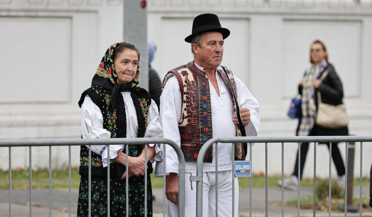 Ceremonia de sfințire a picturii Catedralei Mântuirii Neamului. Peste 12.500 de oameni, printre care Nicușor Dan, Ilie Bolojan, Traian Băsescu și Emil Constantinescu, au fost martori la citirea actului de sfințire