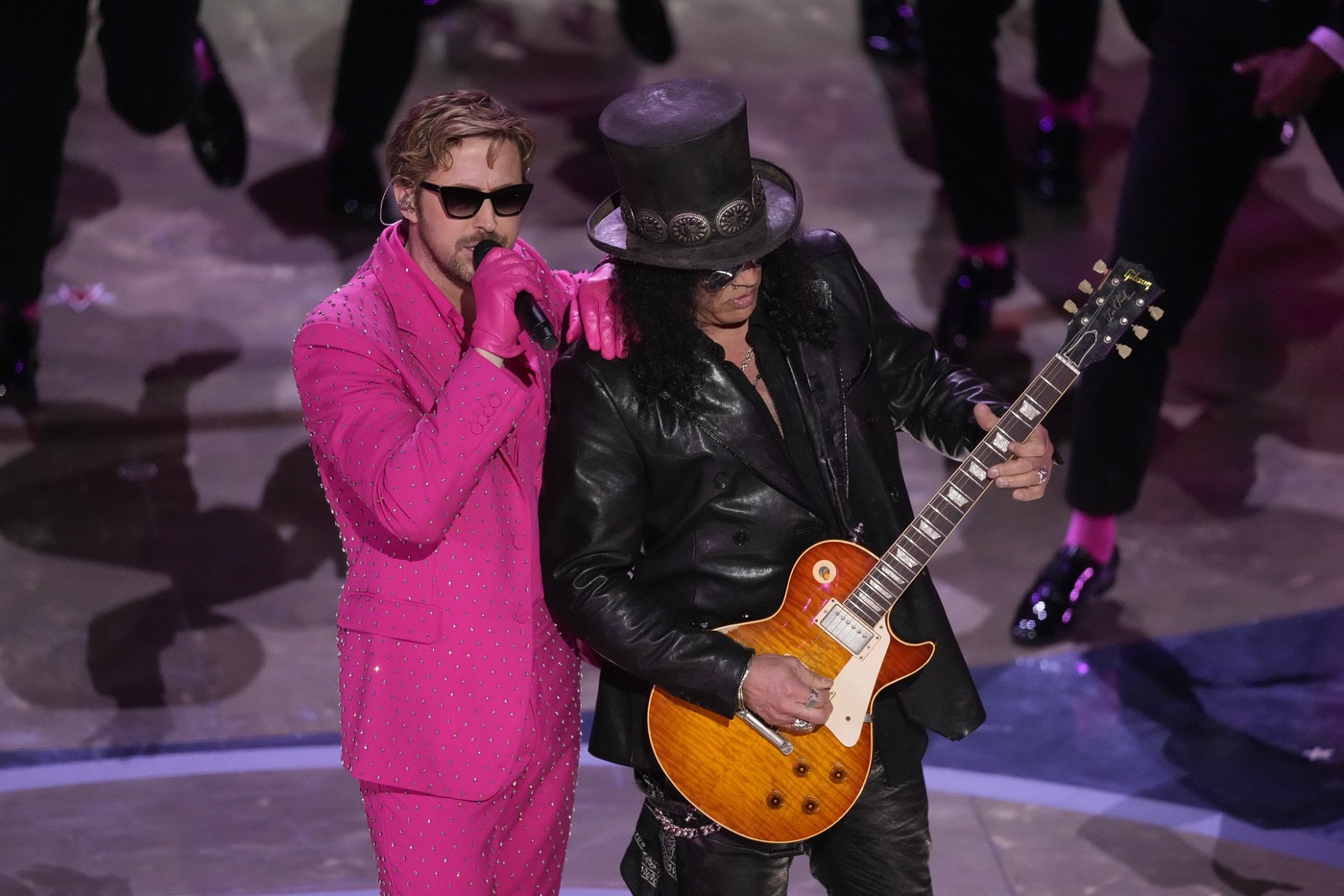 Ryan Gosling, într-un costum roz strălucitor pentru reprezentația epică de la Premiile Oscar 2024. A cântat „I’m Just Ken” din filmul Barbie | VIDEO