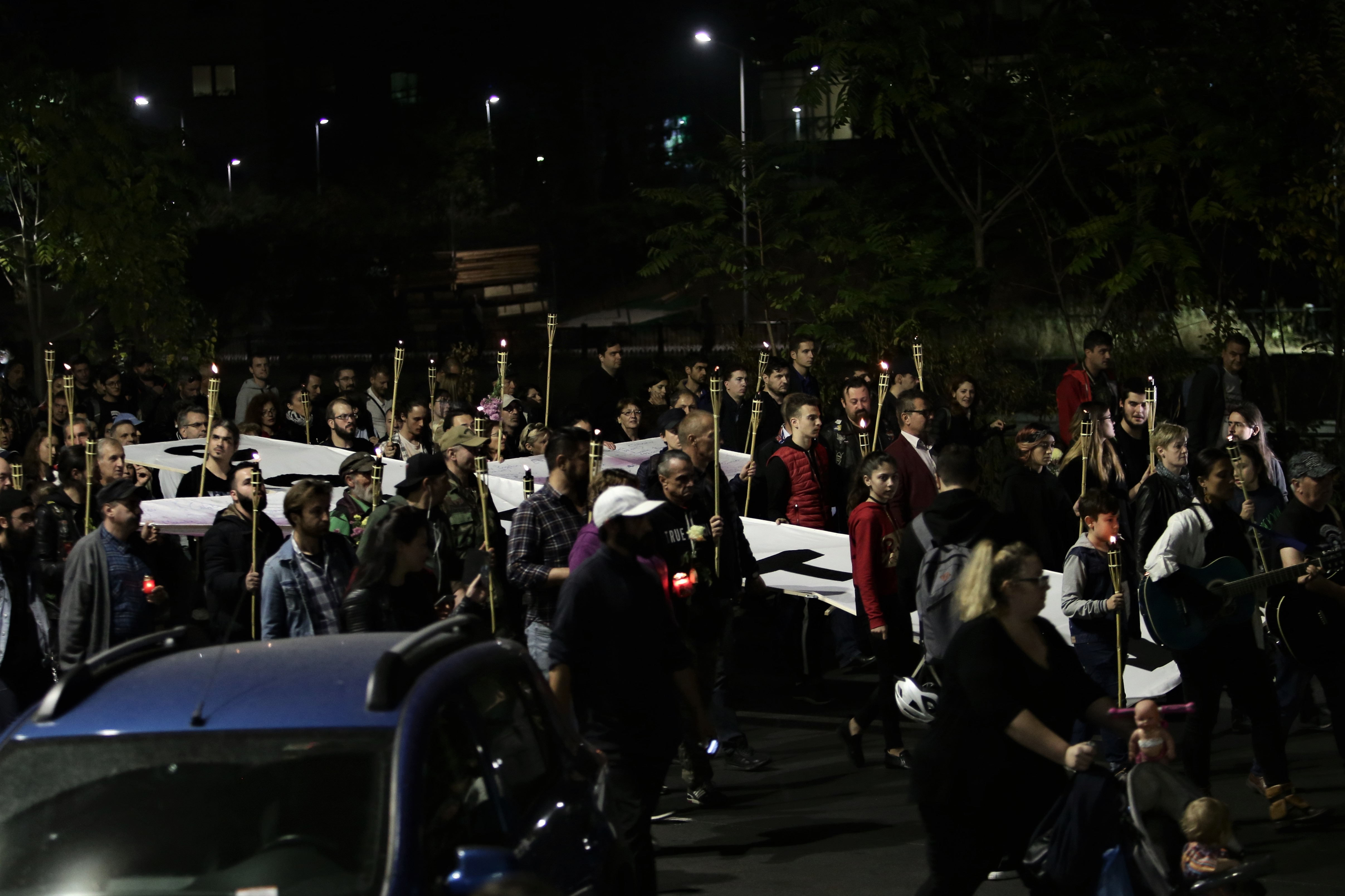 FOTO&VIDEO / Marșul chitarelor, pe muzica durerii. Sute de oameni au adus un omagiu celor care au murit în Colectiv. Părinții și-au înăbușit durerea: „Vrem să se facă dreptate”