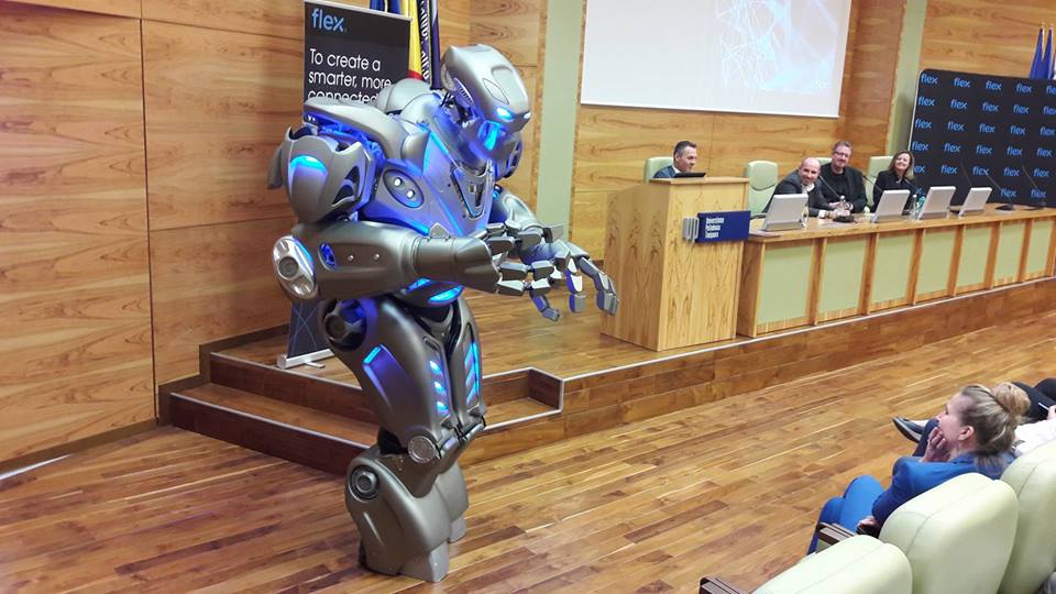 Titan, robotul care cântă și dansează, a ajuns la Timișoara. Androidul cu inteligență artificială a urcat pe scenă alături de Rihanna