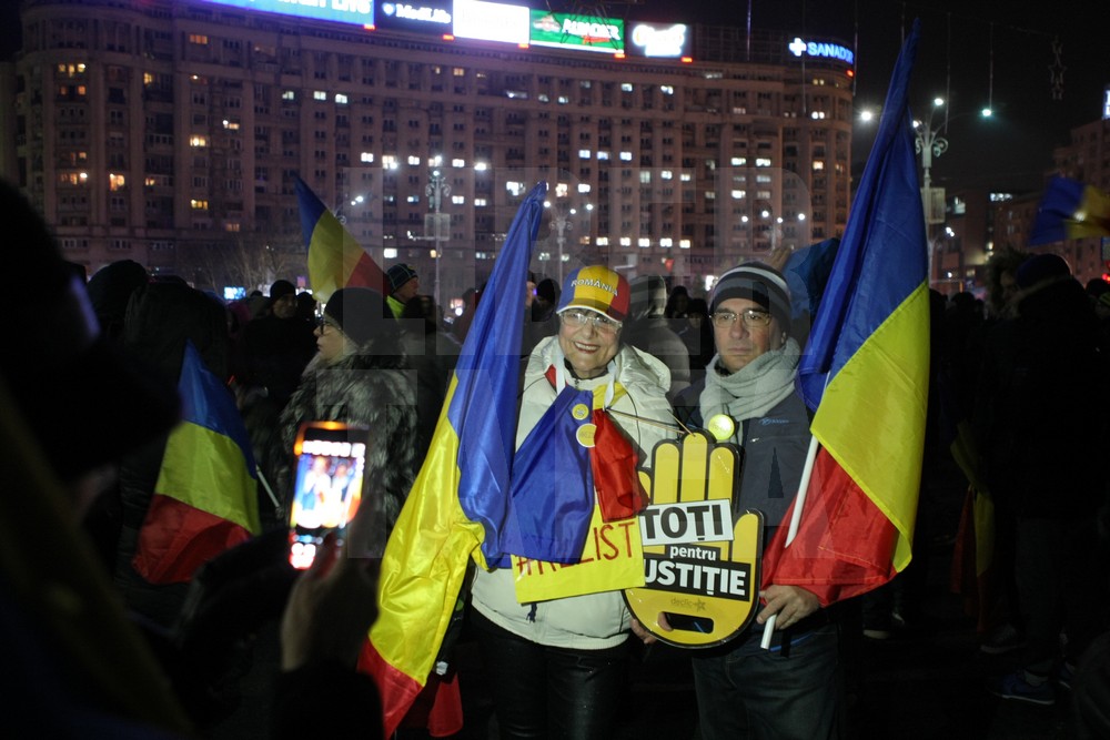 UPDATE. Protest, miercuri seara, în Piața Victoriei. ”Uniți toți, scăpăm țara de hoți!”. Hora frăției, în fața Guvernului / GALERIE FOTO