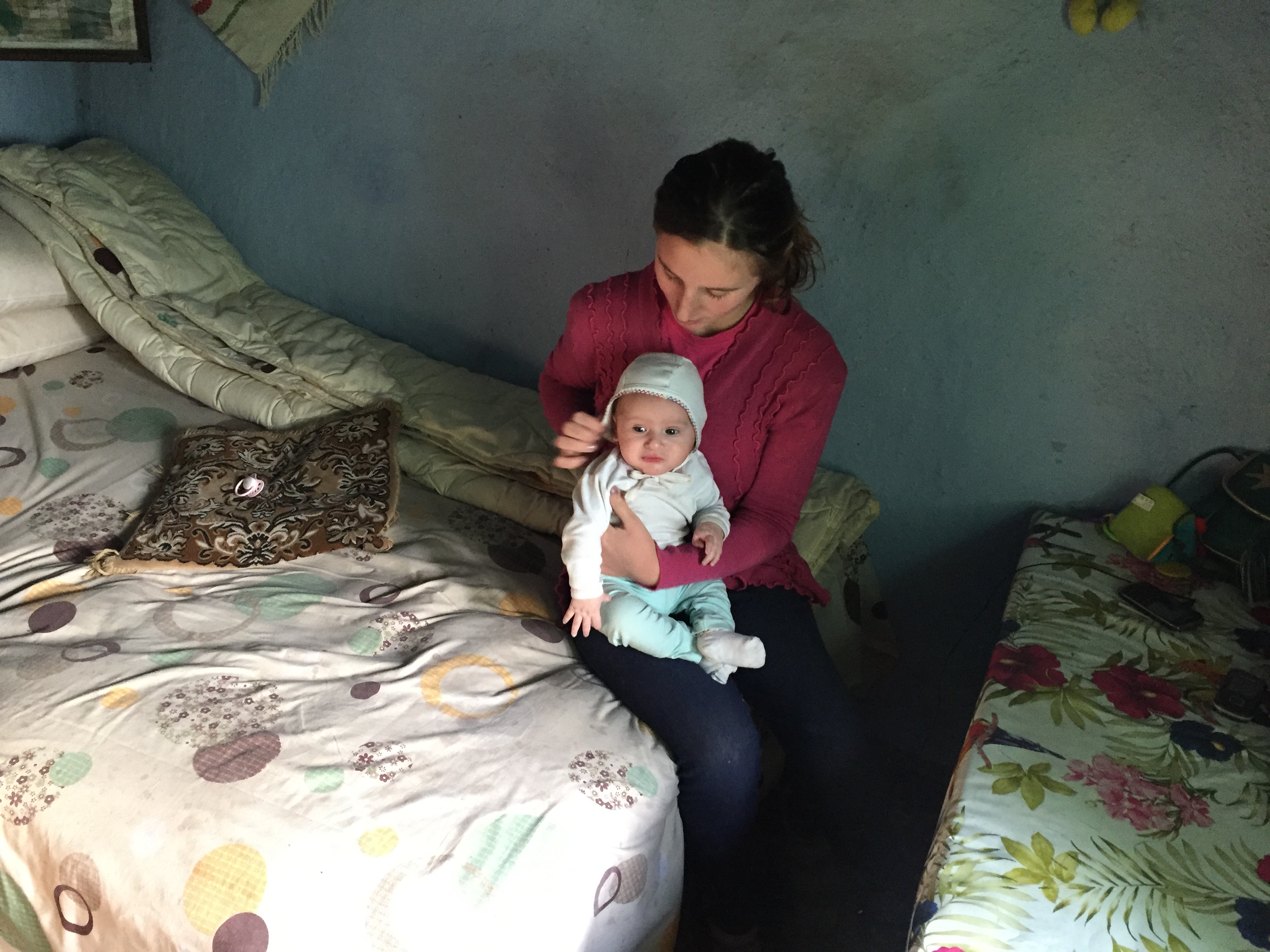 Anamaria nu are buletin, dar a luat deja viața în piept! Este mamă la 13 ani și își crește copilul într-un fost grajd!