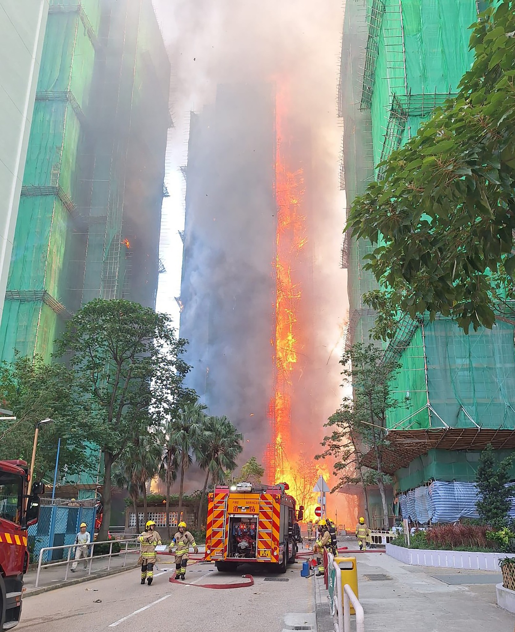 Un incendiu devastator a cuprins un complex de apartamente în Hong Kong. Zeci de oameni au murit, pompierii se luptă cu flăcările