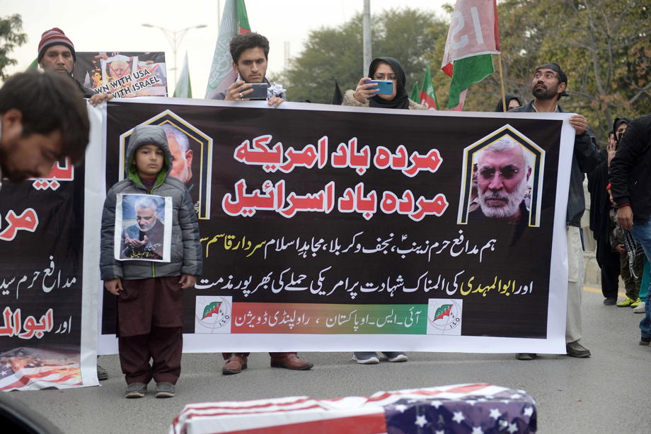 Iranul este în doliu după moartea generalului Qassem Soleimani. Mii de oameni protestează, prezentatorii plâng la TV