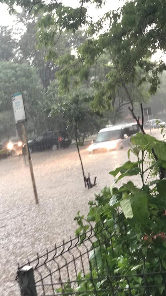 Orașul Galați a fost inundat după o rupere de nori. Apa de pe străzi, la jumătate de metru
