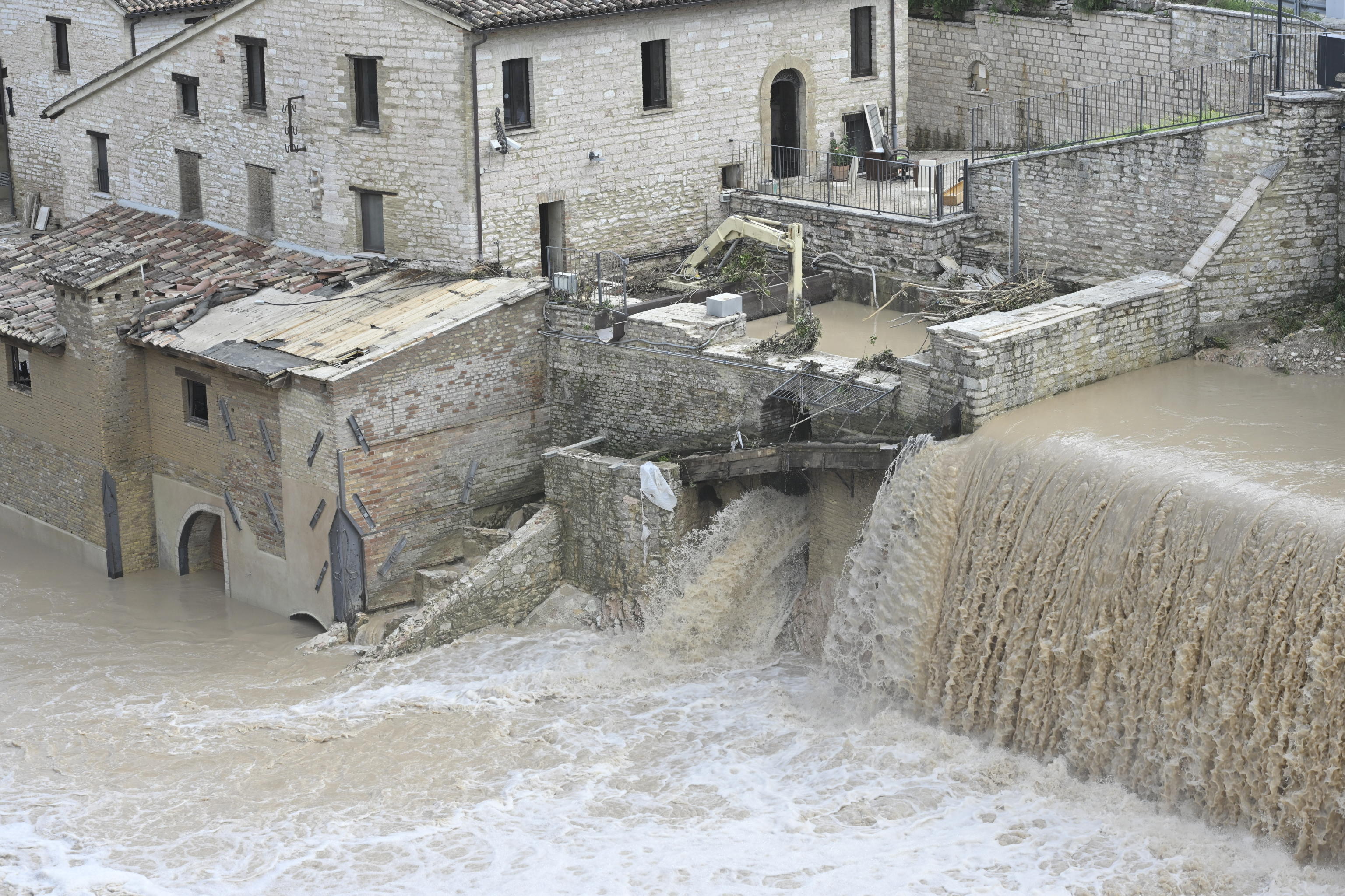 „A fost un tsunami”. Centrul Italiei, măturat de inundații. Nouă morți și patru dispăruți, dintre care doi copii