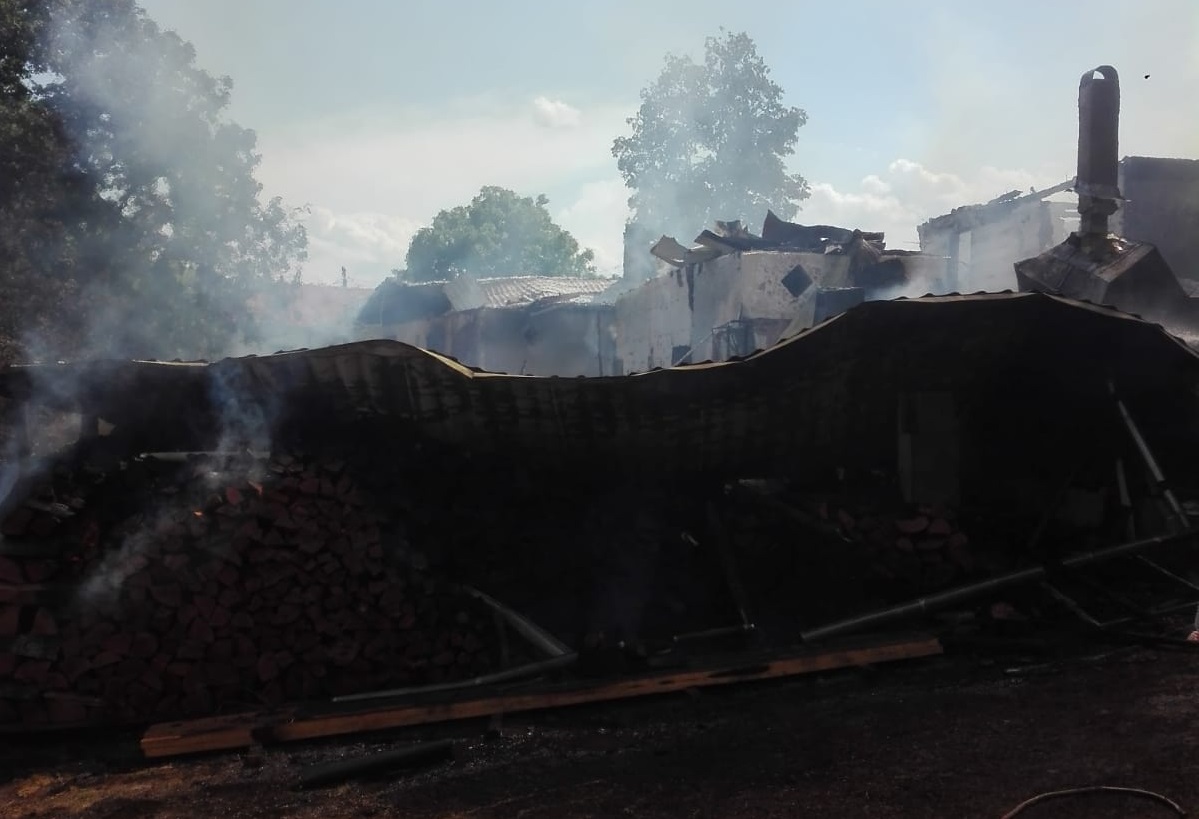 UPDATE/ Patru case din Tulnici, Vrancea, cuprinse de flăcări. Pompierii au localizat incendiul/ GALERIE FOTO&VIDEO