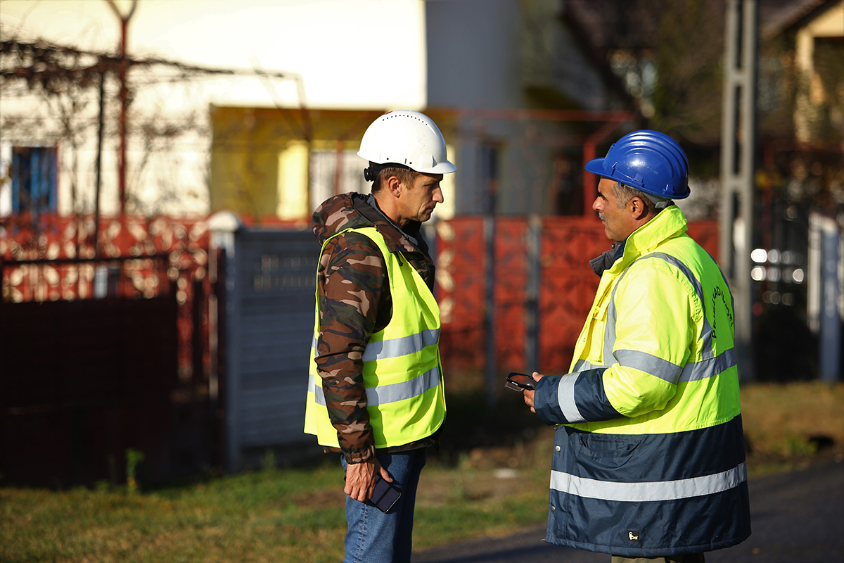 FOTOREPORTAJ. După săptămâni de tensiune, oamenii din Doiceşti au răsuflat uşuraţi când au văzut demolate ultimele turnuri ale fostei termocentrale: „Ce frumos au căzut”