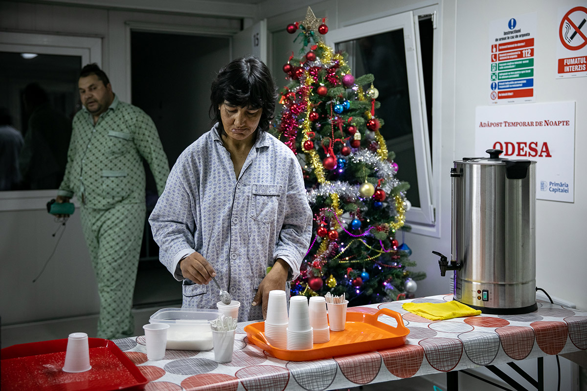 Cum e noaptea dintre ani pentru oamenii fără adăpost,  care abia își duc zilele. Revelion cu urme de artificii pe cer și o felie de tort de ciocolată