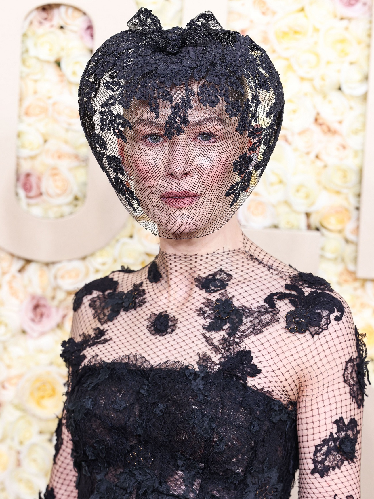 Rosamund Pike, apariție excentrică la Globurile de Aur. Și-a ascuns chipul, pe care l-a avut „complet distrus" în urma unui accident