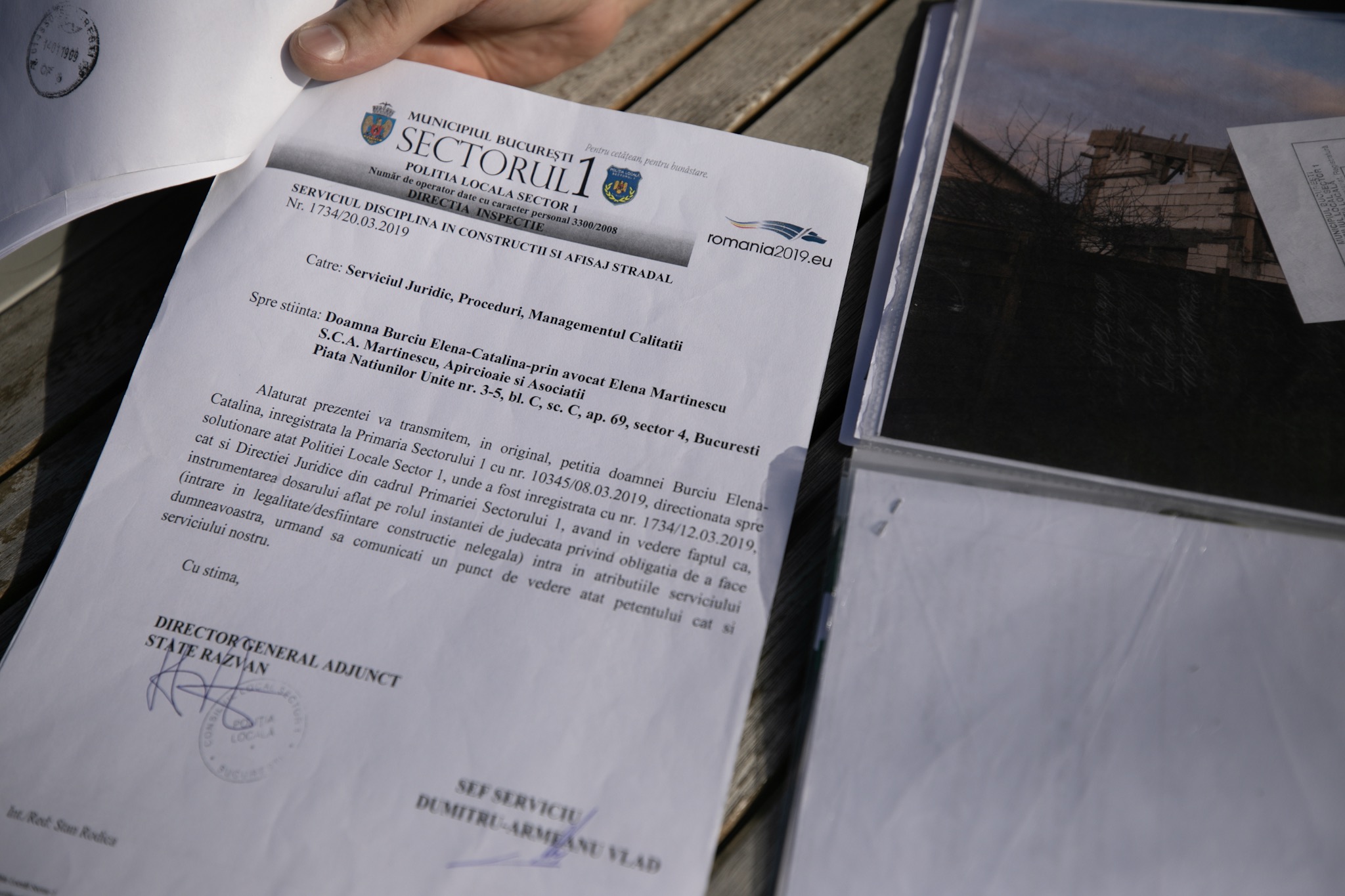 Un medic și-a părăsit casa din cartierul Străulești de frica unor vecini agresivi, pe care i-a reclamat că au construit ilegal o vilă. Bărbatul acuză: „Primarul și Poliția protejează interlopii”