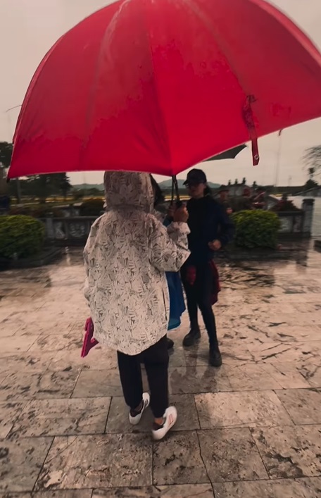 Imagini din culisele Asia Express 2025, care începe la toamnă. Cameramanii filmează din noroaie, iar Irina Fodor înfruntă ploaia și vântul