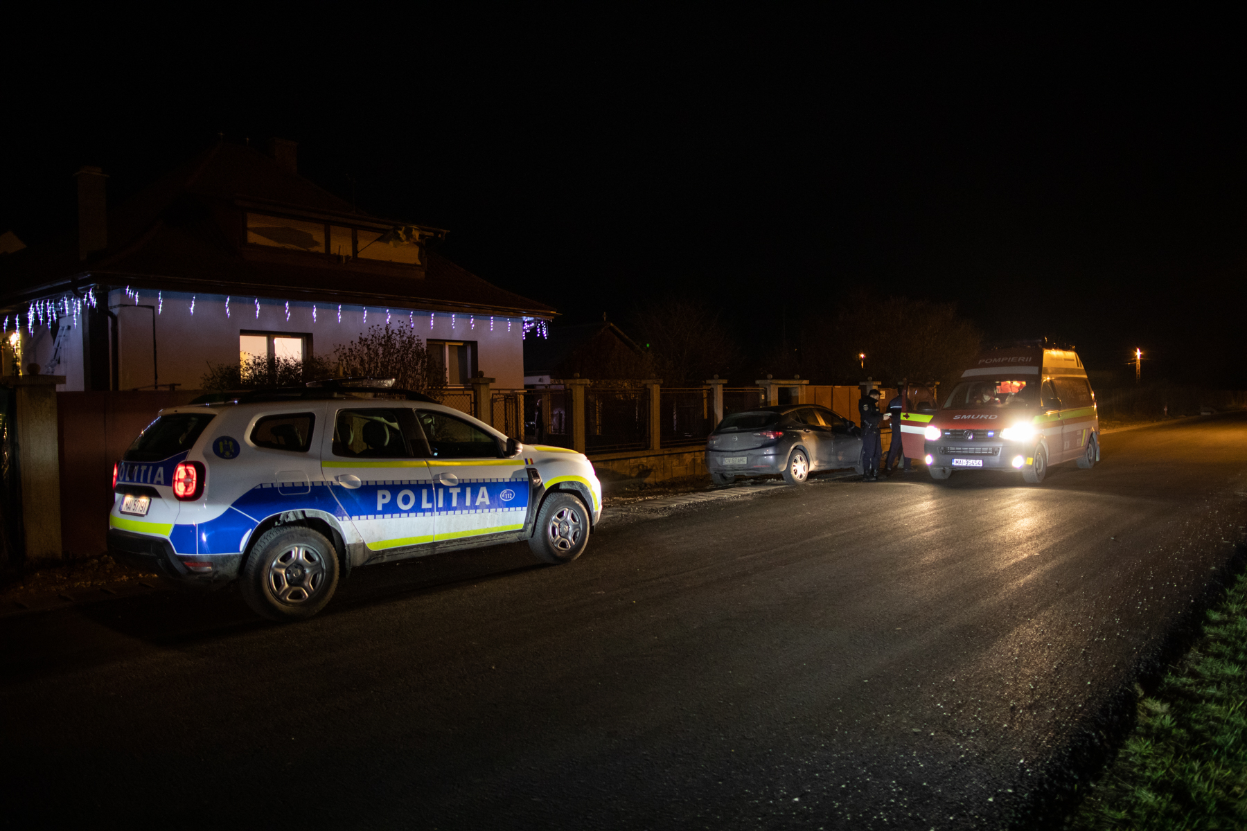 Noaptea dintre ani cu pompierii brașoveni: Cola, în loc de șampanie, și tânărul de 19 ani care n-a vrut să fie jandarm pentru a nu fi „împotriva cetățenilor”