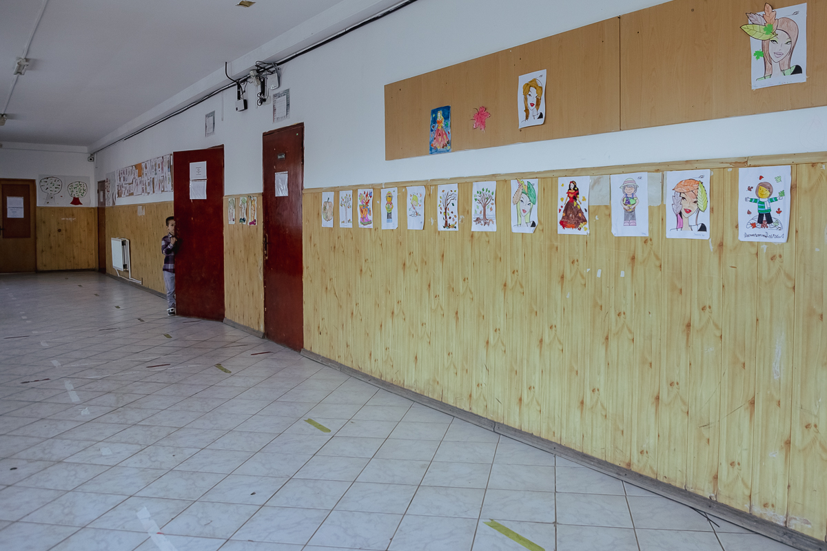 SPERANȚĂ. Într-o școală din Olt, o profesoară îi învață pe copiii cu părinți în străinătate să creadă că tinerii pot reuși și în țară: „Se pot realiza oriunde, numai să găsească oamenii potriviți”