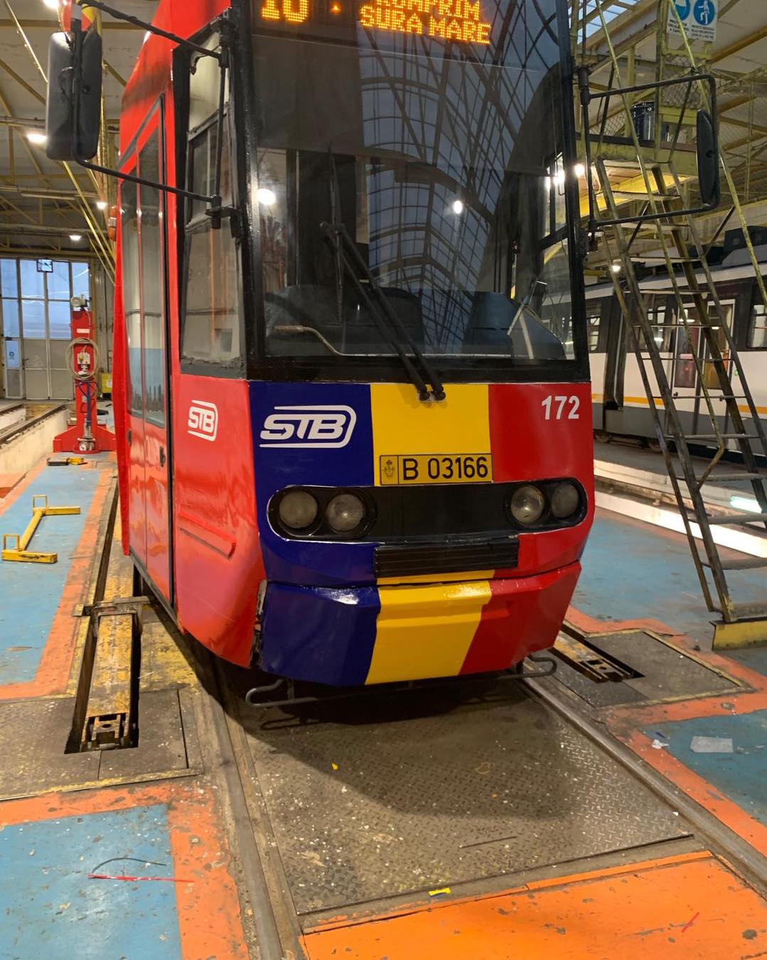 Tramvaiul Tricolor circulă în București pe linia 41. „Arborăm cu mândrie drapelul țării!”