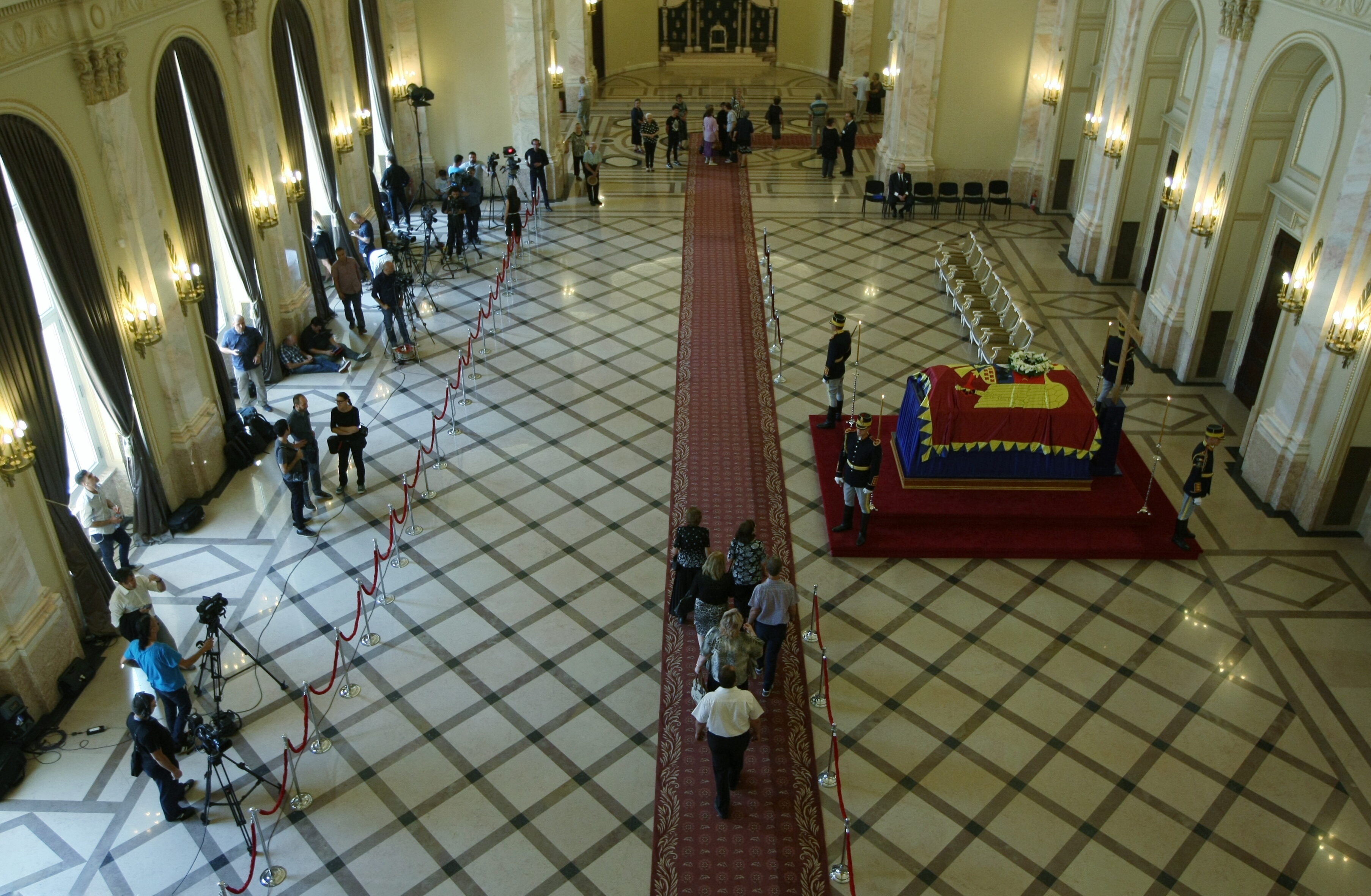 Înmormântarea Reginei Ana. Reprezentanții Caselor Regale au venit cu autocarul, preoții cu limuzina