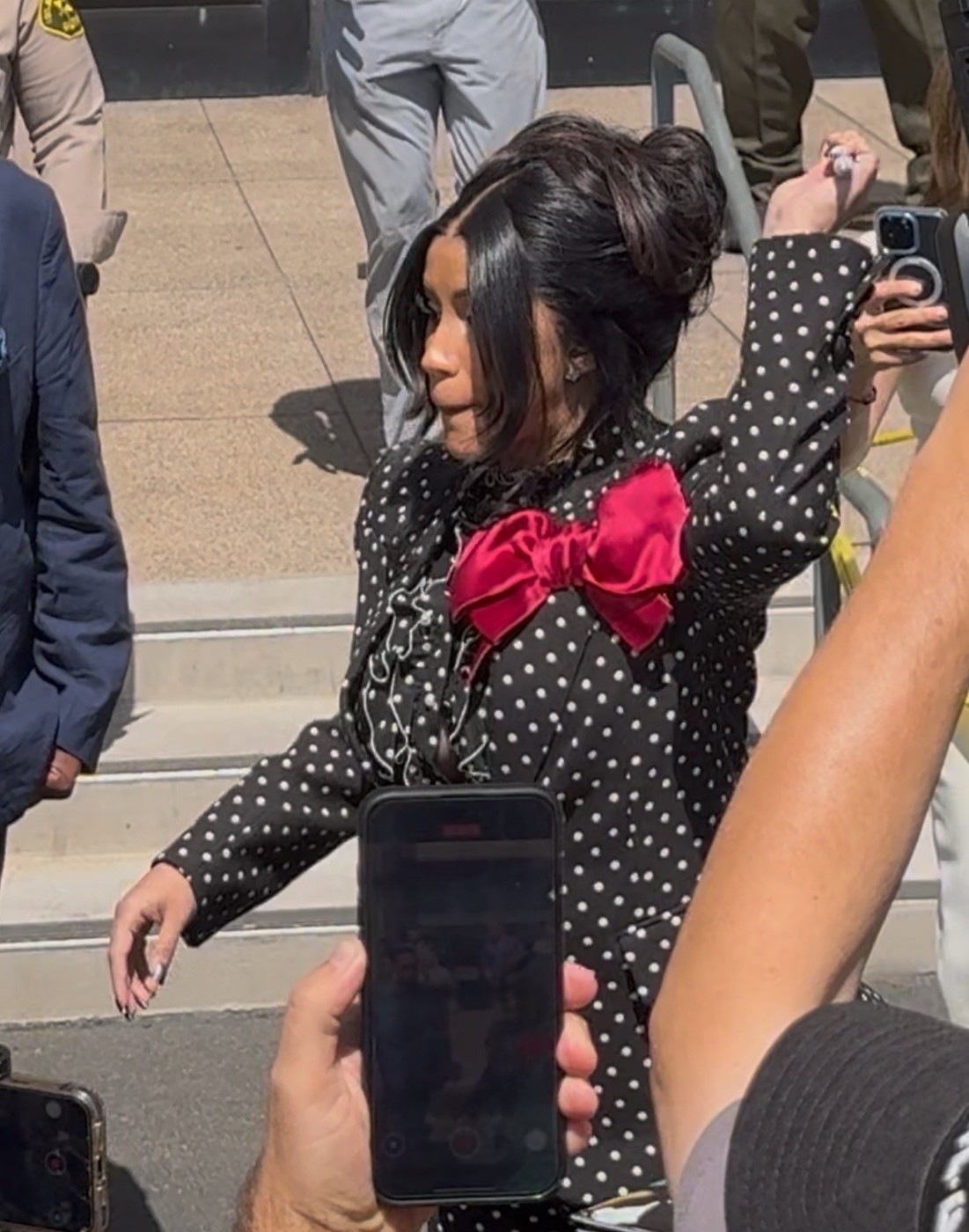 Reacția violentă a lui Cardi B față de paparazzi, când a fost întrebată dacă e însărcinată. S-a întâmplat când a ieșit din sala de judecată