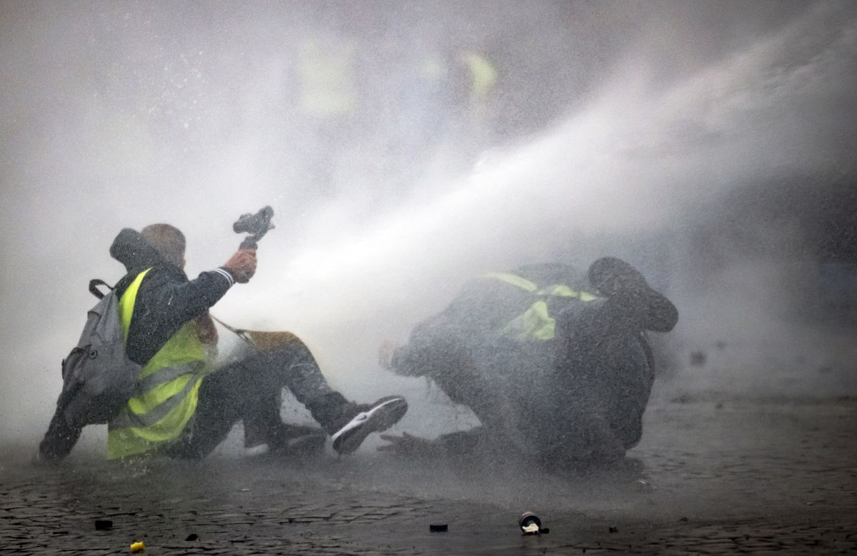FOTO | Noi violențe la protestul vestelor galbene din Paris: tunuri cu apă, gaze lacrimogene și zeci de rețineri