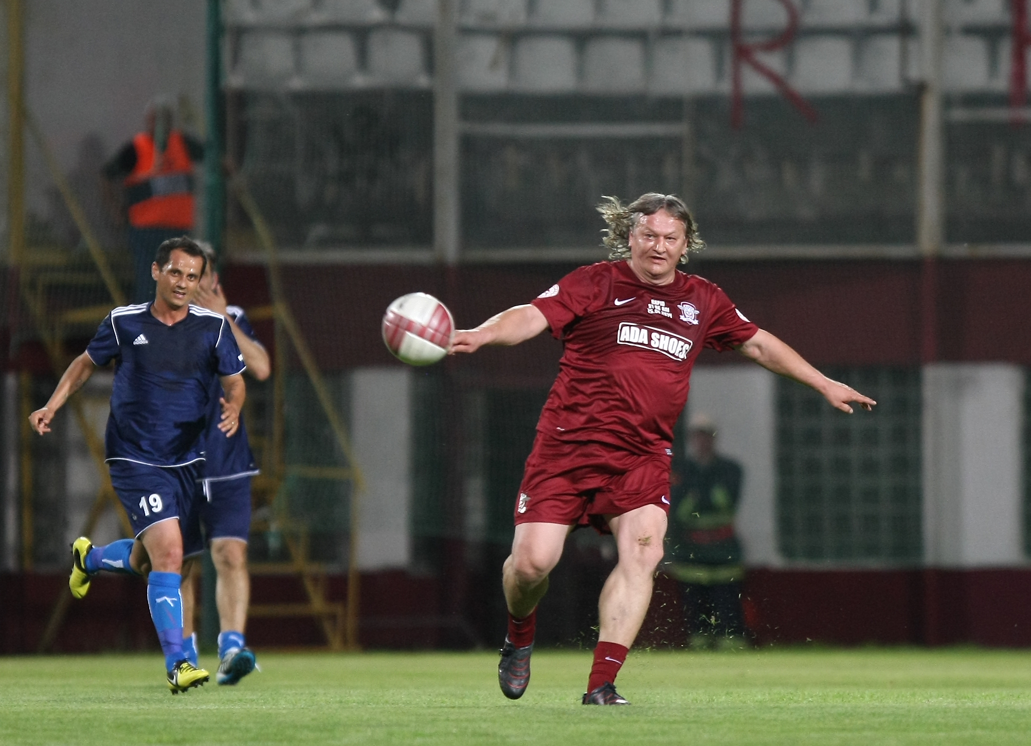 Lupu, fotbalistul pe care Lucescu îl considera mai talentat decât Hagi, este în stare gravă, în spital. ^A avut o viață ca-n filme, cu rol de băiat rău! / VIDEO