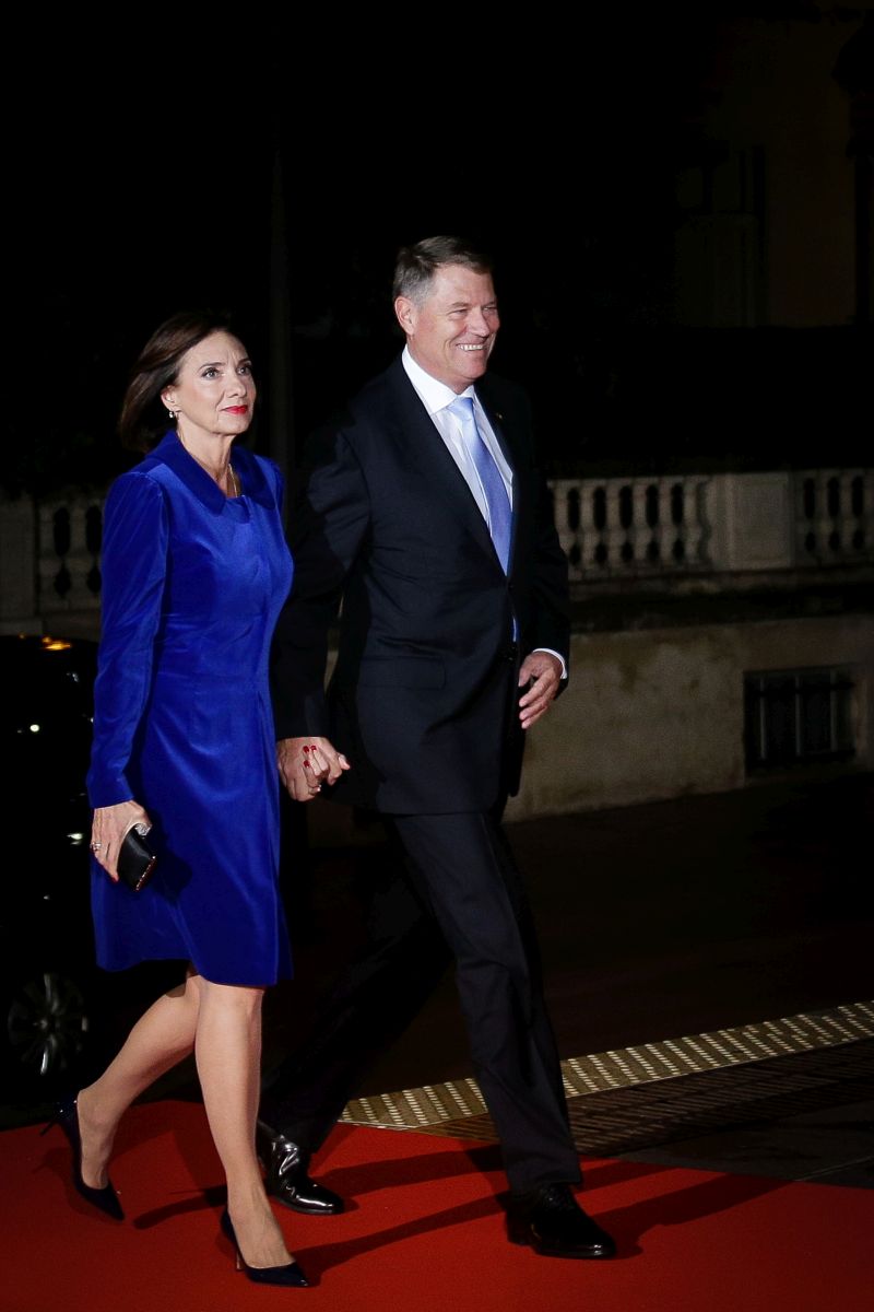 FOTO| Cum s-a îmbrăcat Carmen Iohannis la dineul dat la Paris cu ocazia a 100 de ani de la Ziua Armistițiului. Presa internațională a lăudat-o