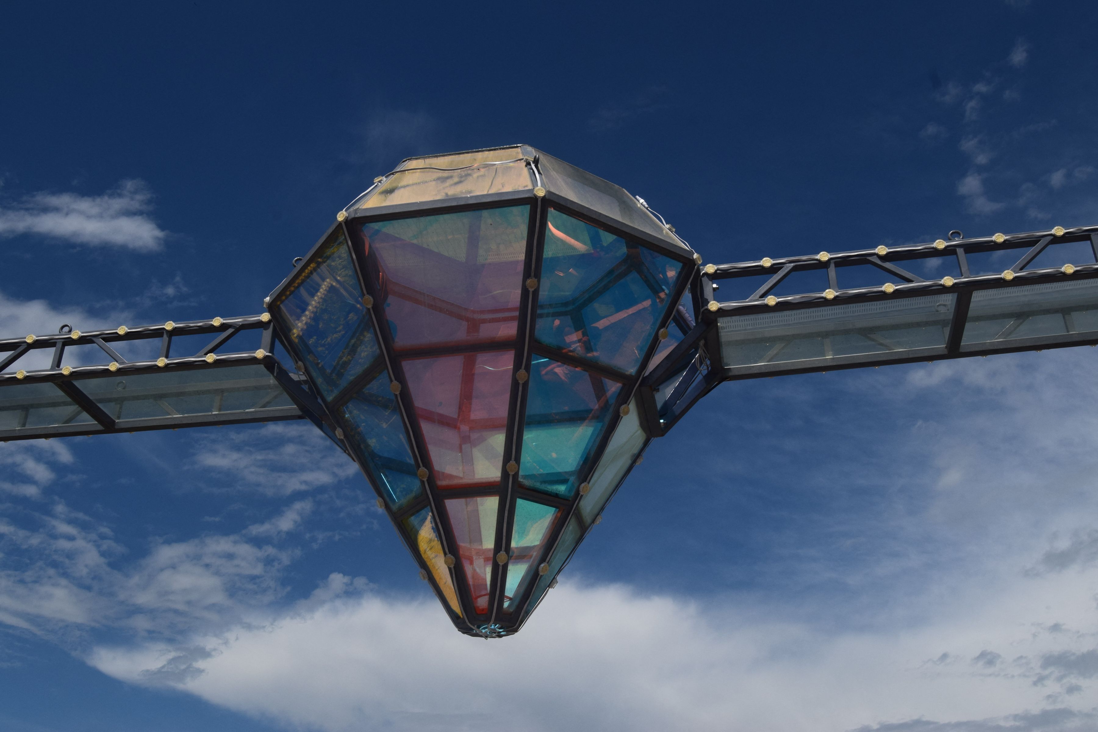 Bar din sticlă în formă de diamant, suspendat la 280 de metri deasupra unui canion. În ce țară a fost construit