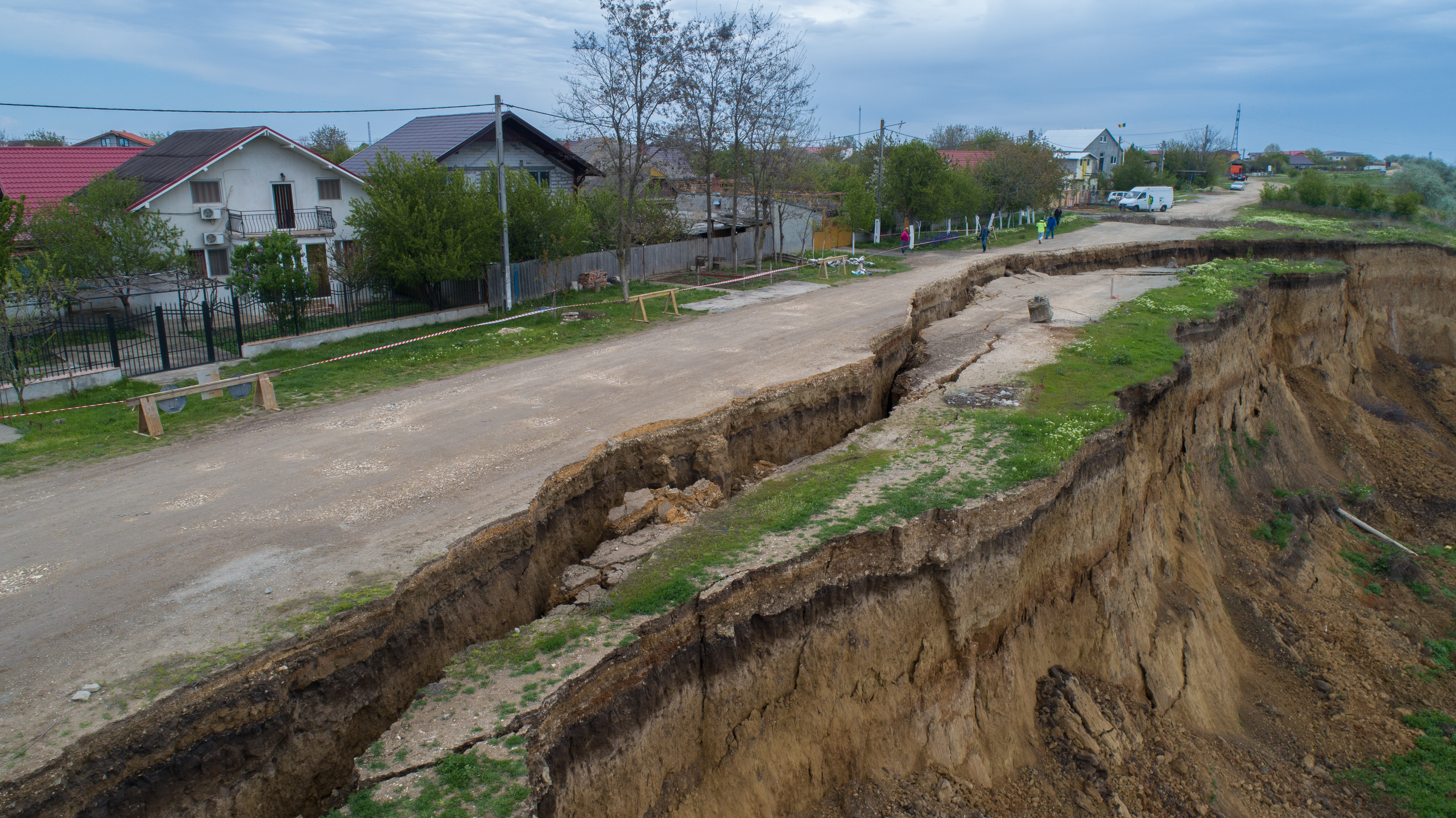 UPDATE/Imaginile dezastrului. Situația se complică la Cumpăna, acolo unde alunecările de teren amenință comuna. Comisie de evaluare, la ordinul Prefectului