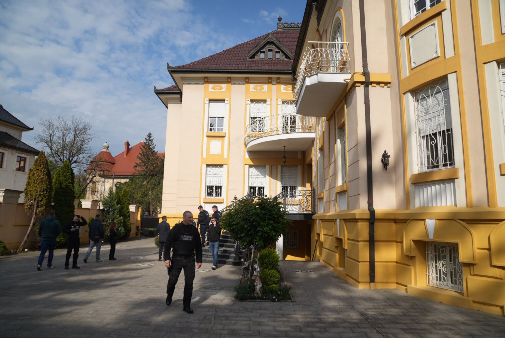 Dominic Fritz a intrat cu jandarmii în palatul Loga 52 din Timișoara: Primăria a recuperat clădirea de la clanul Momiță și o va transforma în grădiniță
