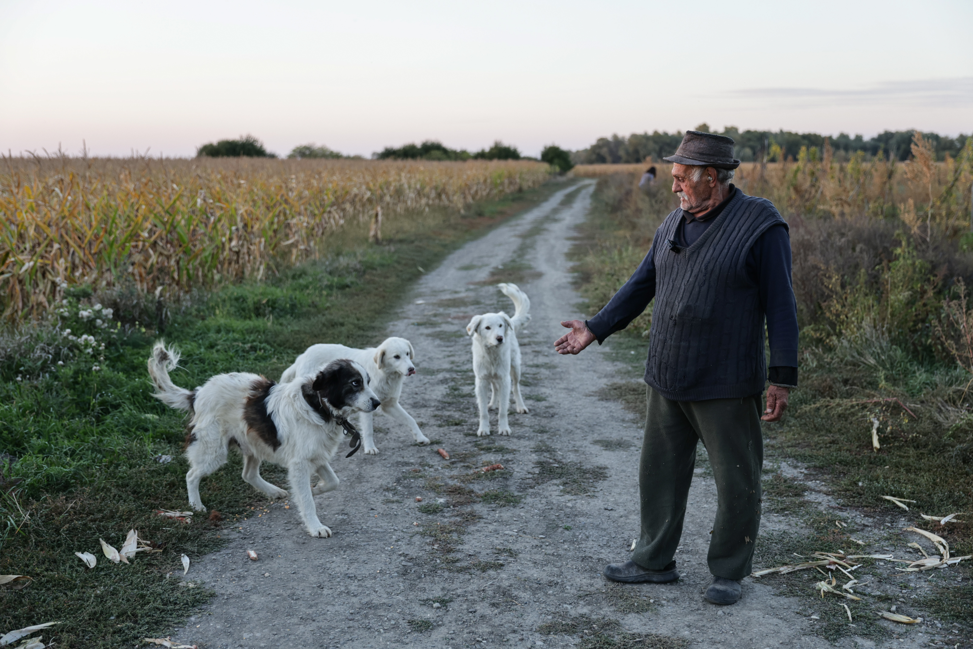 Bătrânul de la marginea lumii. Mesaj pentru politicieni: „Ce mănânci tu, aşa şi ceilalţi. Noi am fost 14 copii, ce-o mâncat tata, ne-o dat şi nouă, nu că el a mâncat carnea, şi noi borşul”