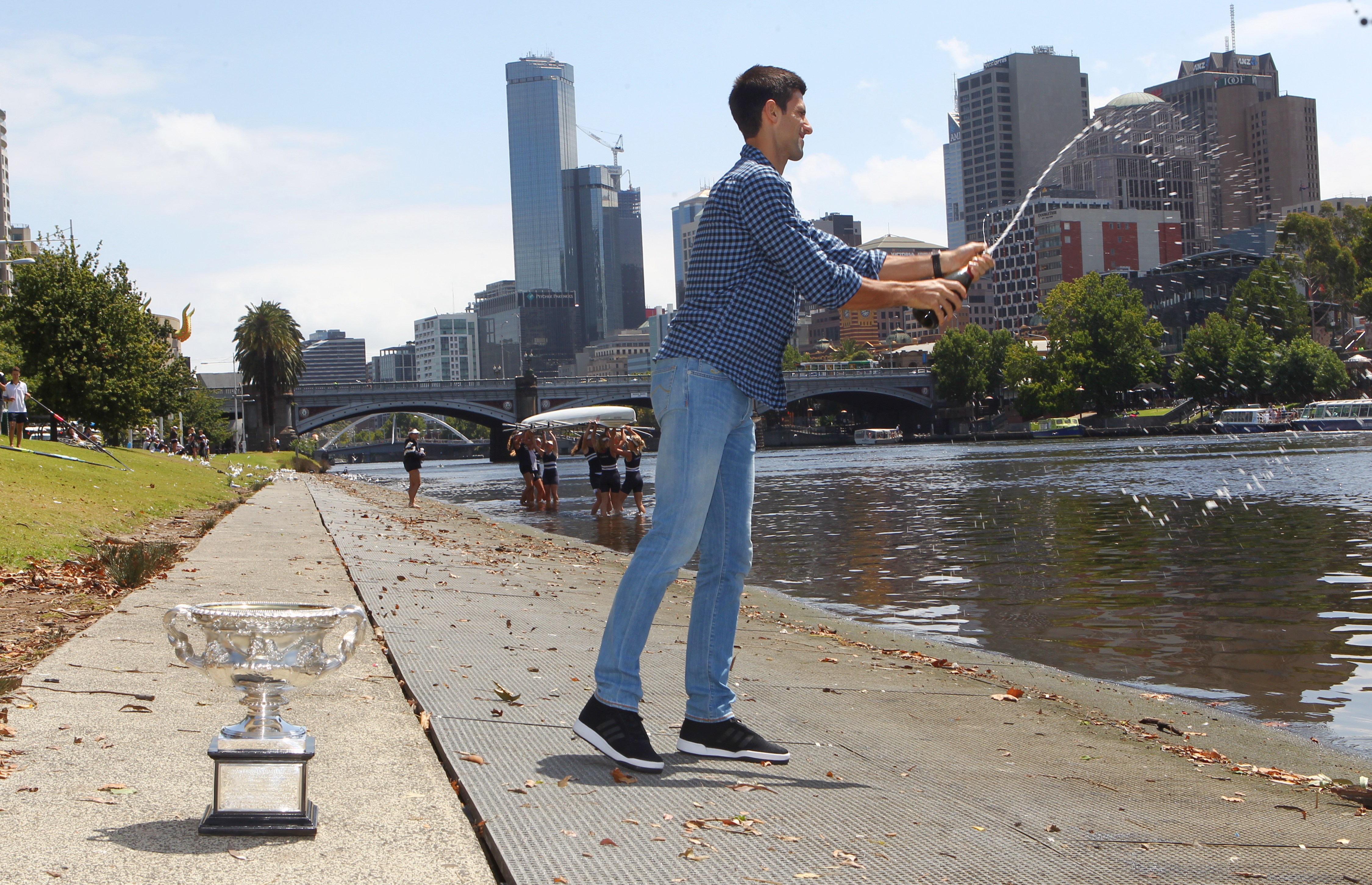 Ole, ole, ce pupic îi dă Nole! Djokovici a desfăcut șampania, după succesul de la Melbourne / GALERIE FOTO
