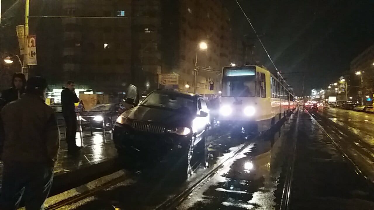 FOTO| Accident pe Stefan cel Mare. Tramvaiele nu mai ajung în Piața Victoriei