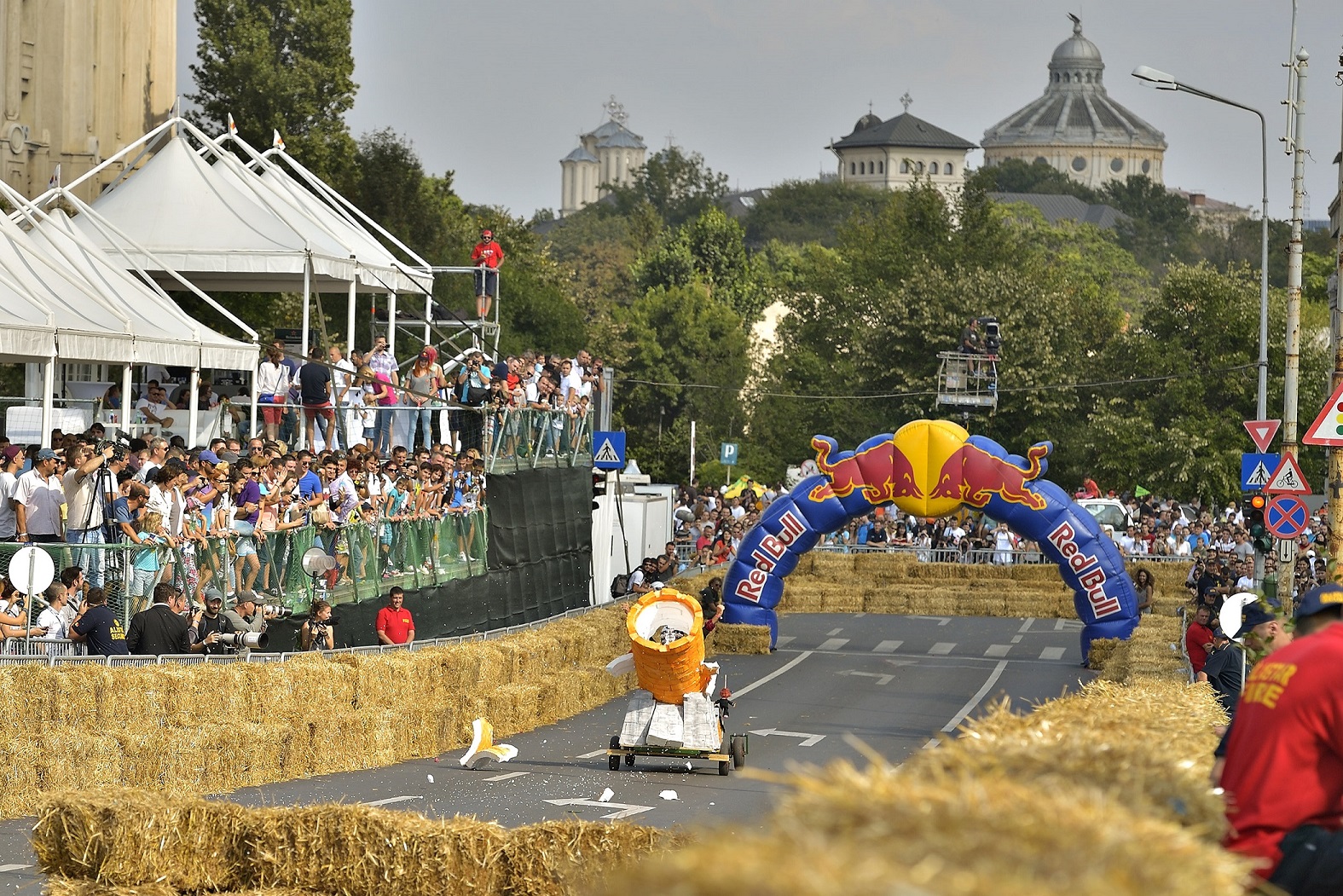 51 de mașini artizanale au defilat la primul Soapbox Race din România. Au învins ”Canibalii vegetarieni”