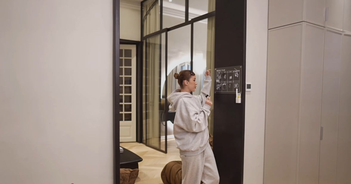 Imagini cu casa din București în care locuiește Alina Ceușan. Sora ei s-a ocupat de design și doar în reviste mai vezi așa ceva