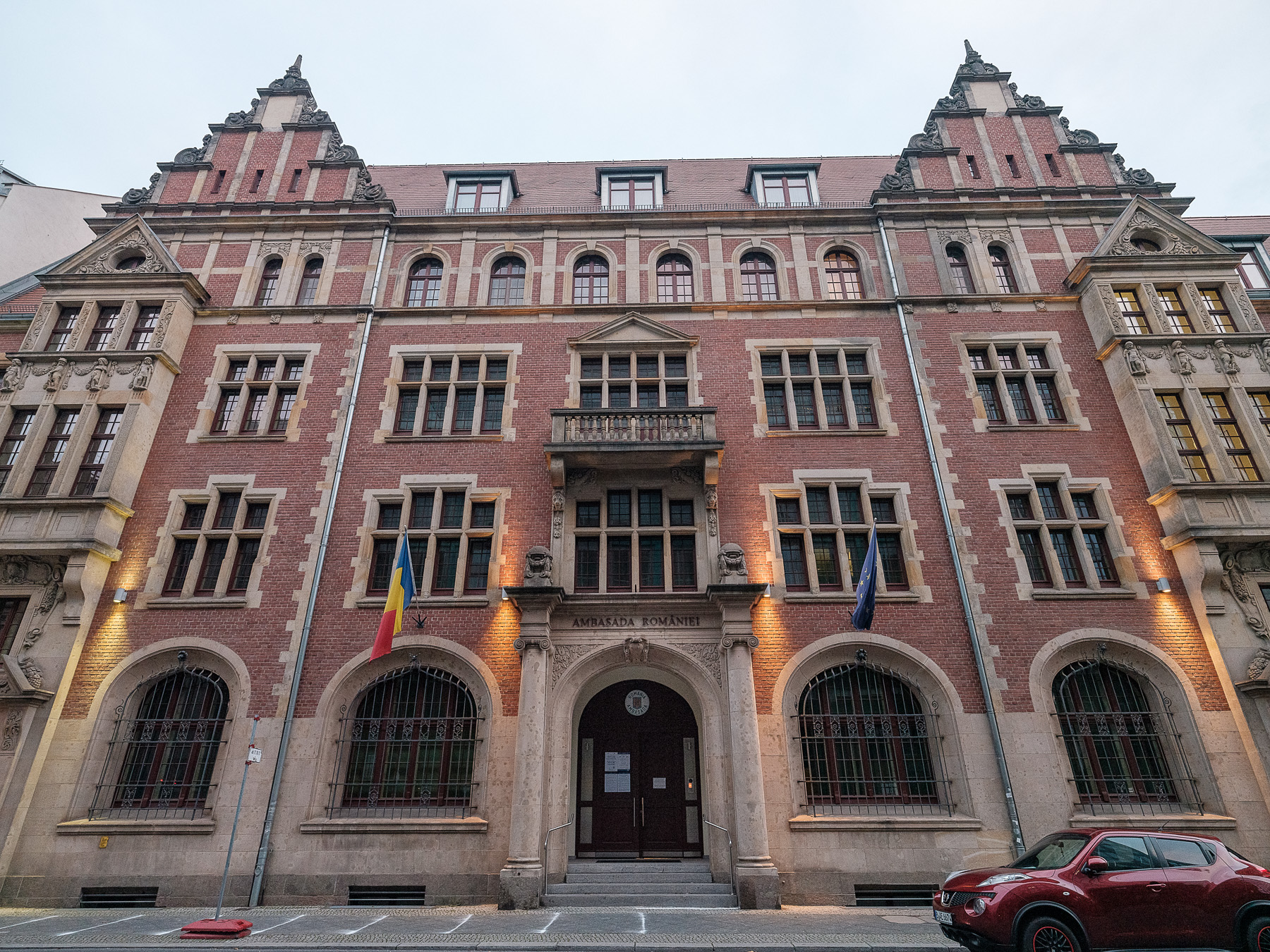 Reportaj la o secție de vot din Germania. Românii vin la urne cu gândul la familiile lor de acasă: „Să le meargă mai bine”