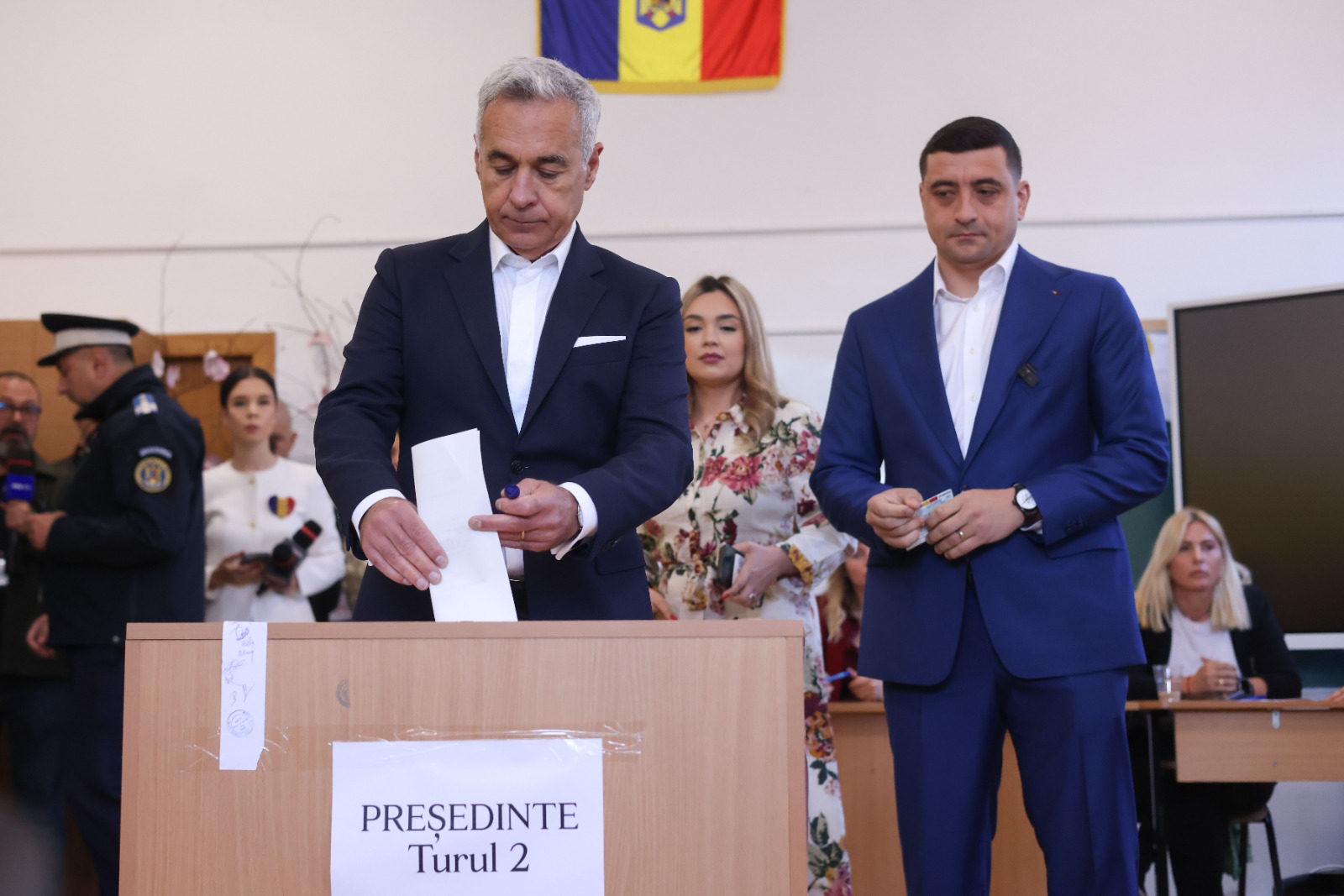 Ținuta purtată de Ilinca, soția candidatului George Simion, în ziua alegerilor prezidențiale 2025, turul 2. A atras atenția tuturor