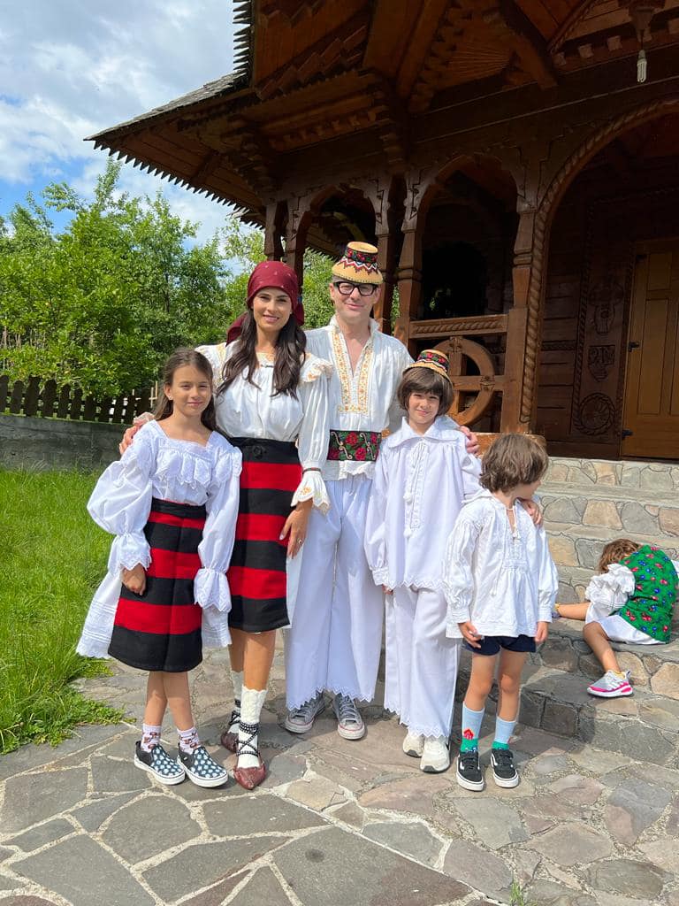 Cum își cresc Anca Serea și Adi Sînă cei șase copii: „Încercăm să-i ducem la Biserică cât de des putem”. De ce nu-i ceartă niciodată