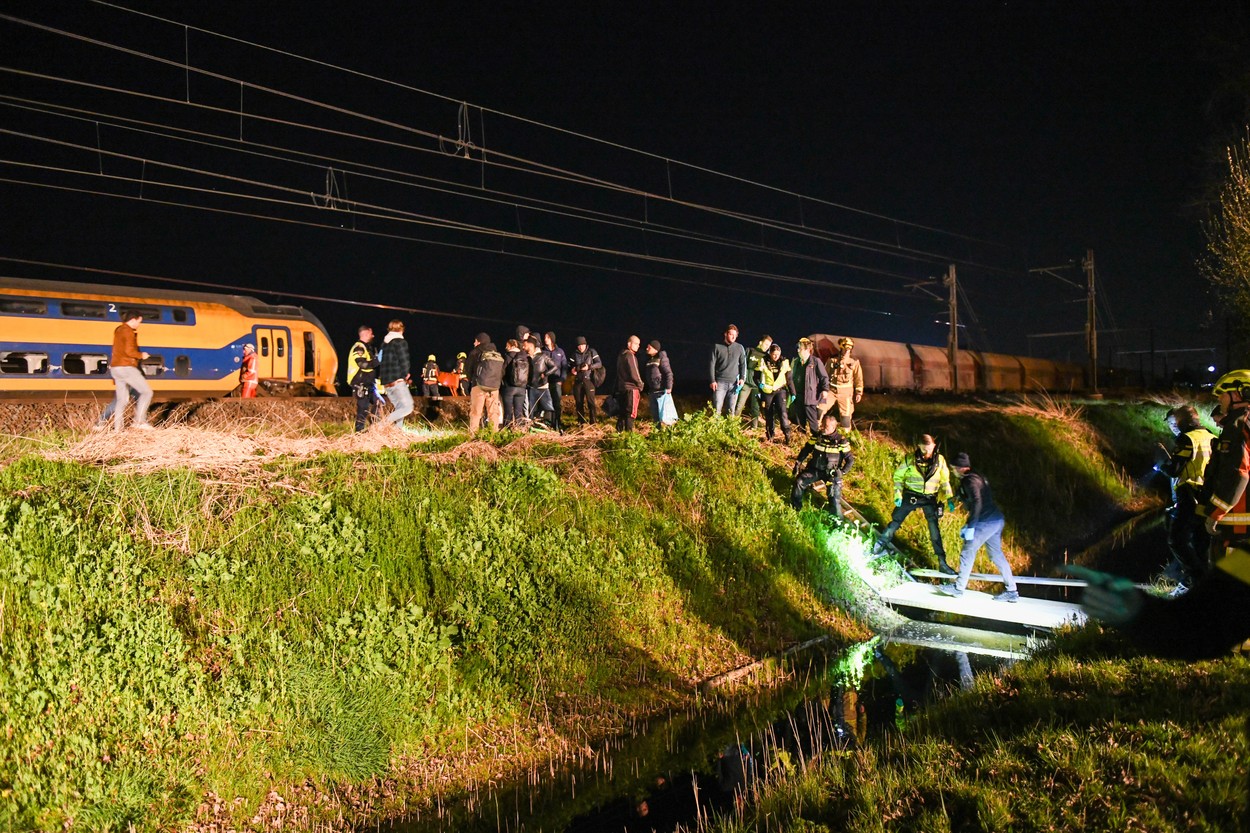 Un tren de călători a deraiat și a luat foc în Olanda. Cel puțin un deces și 30 de răniți