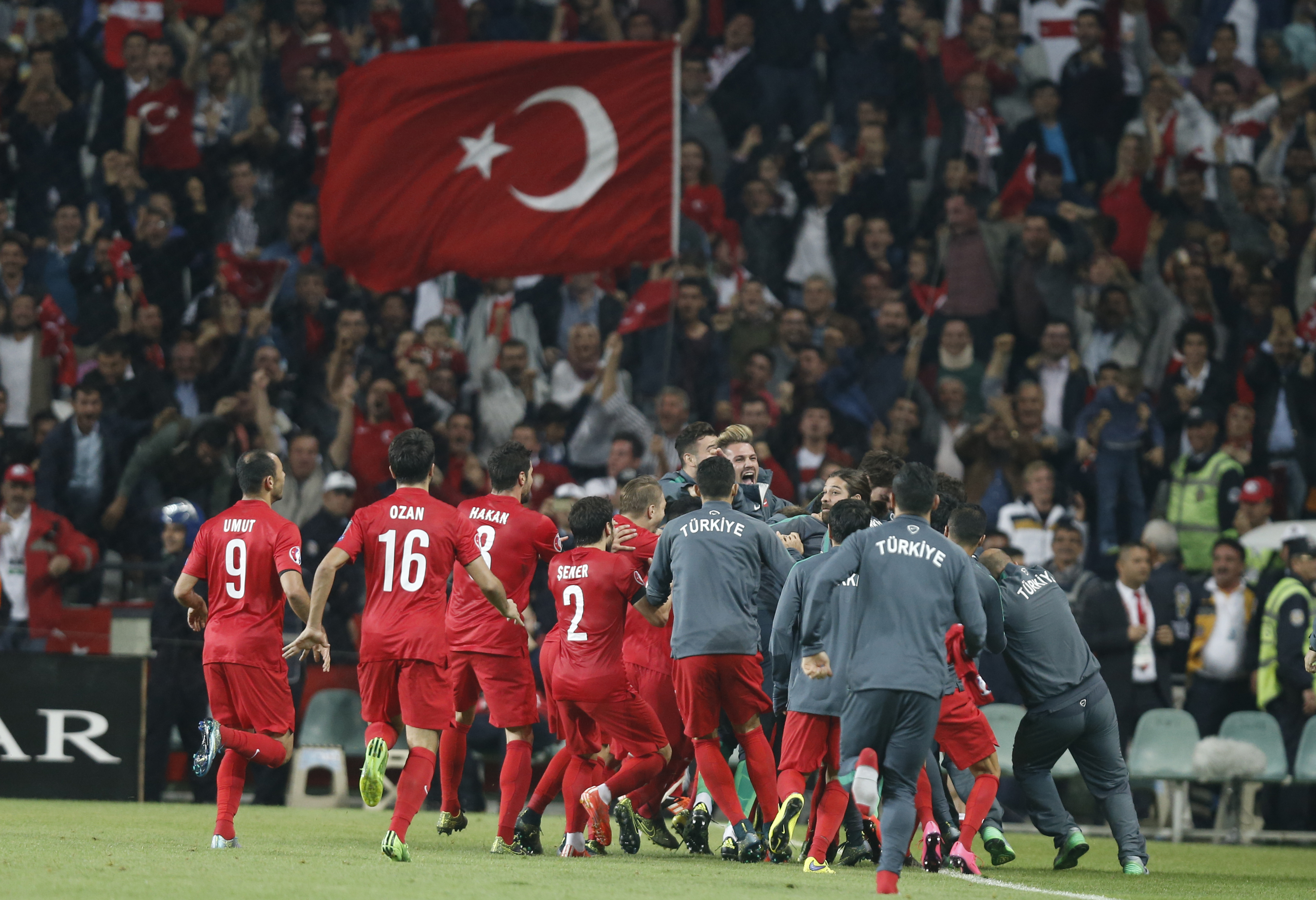 Ea e muza jucătorului pe care-l divinizează toată Turcia. Selcuk ”Xavi” Inan a adus calificarea directă a Turciei la Euro 2016 cu o bijuterie de gol, în ultimul minut. ^Cum au reacționat comentatorii turci. Imaginile FERICIRII de la Konya