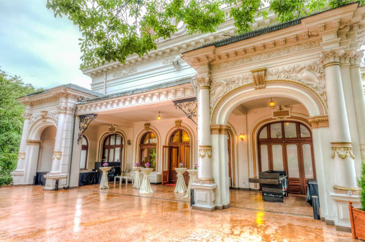 Palatul Bragadiru și grădinile au fost scoase la vânzare pentru 25 de milioane de euro. Povestea bijuteriei imobiliare din București