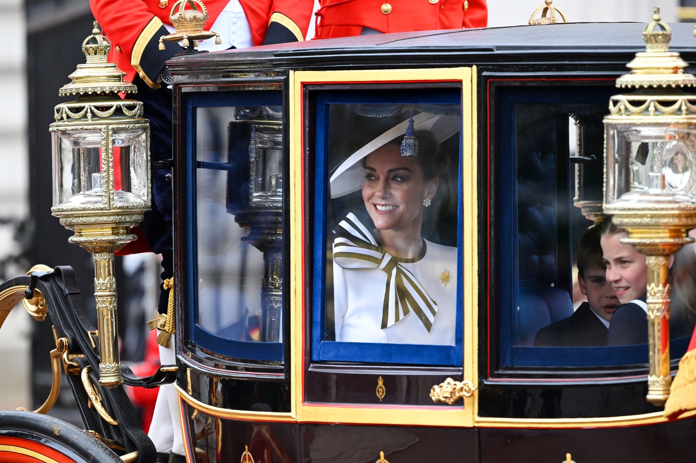 Kate, prima apariție publică de când a anunțat că suferă de cancer. Prințesa de Wales, alături de familie la o paradă