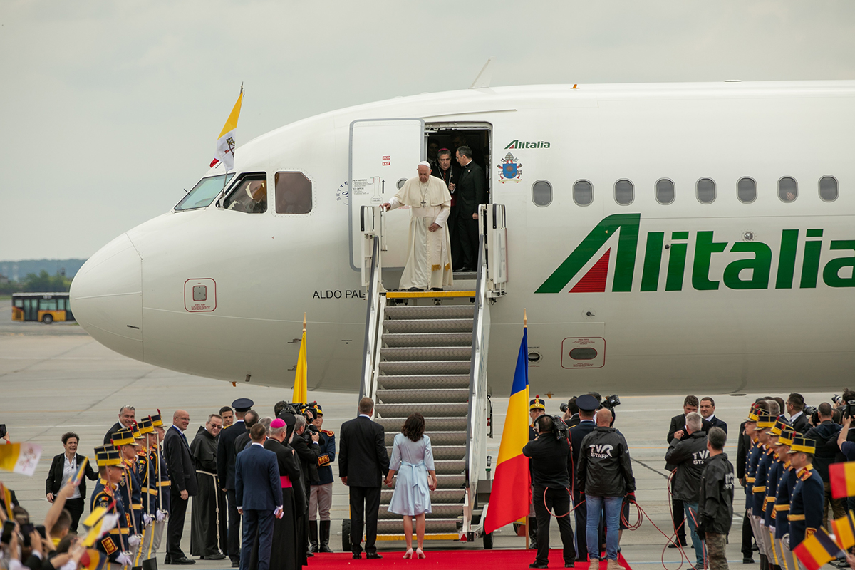 VIDEO | Primele imagini de la sosirea Papei Francisc în România