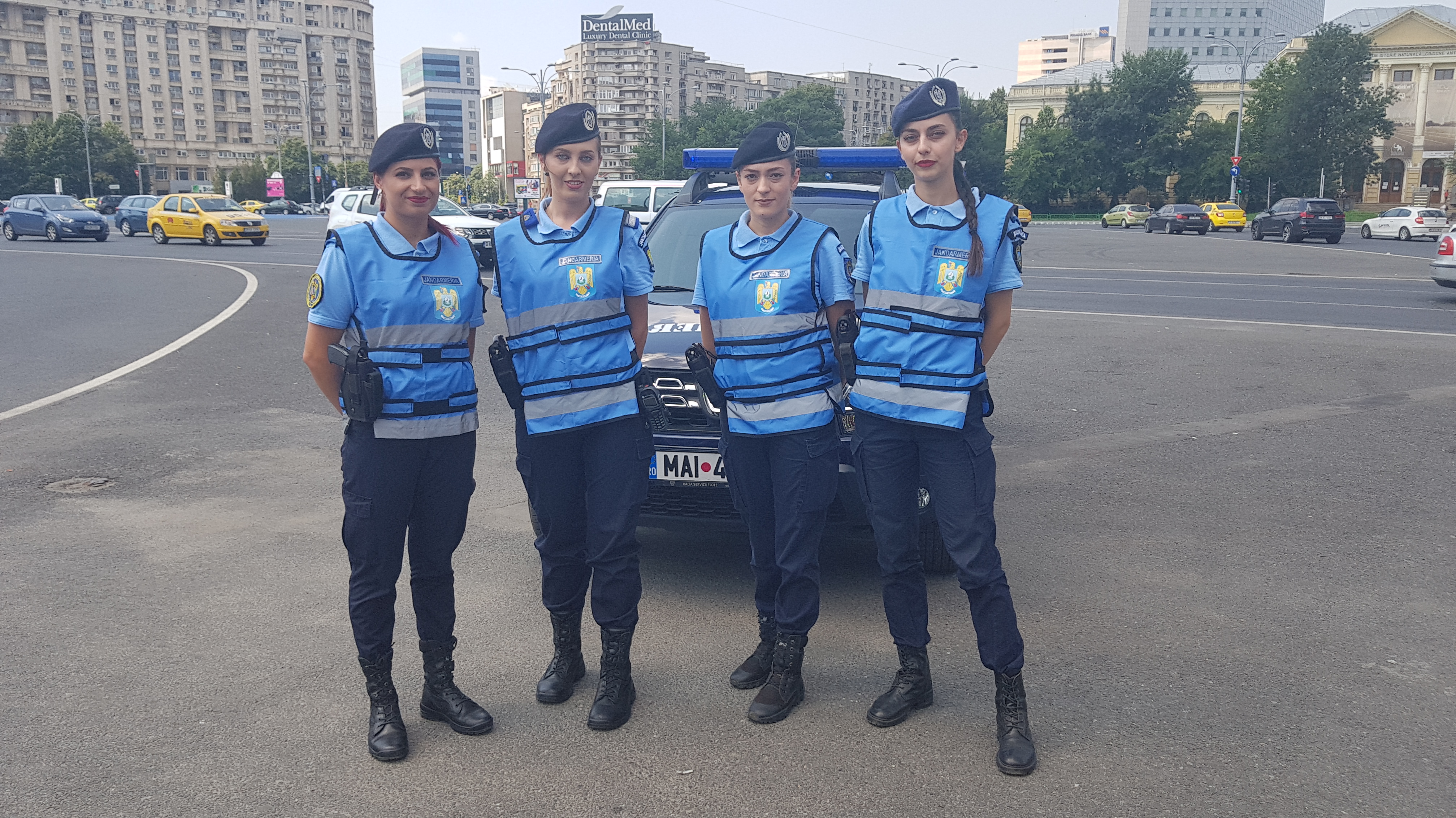 Jandarmeriţele care luptă cu vorba, nu cu scutul, în prima linie la proteste şi manifestări publice